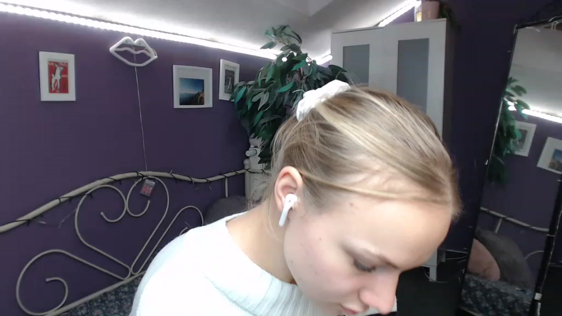 Gallery image thumbnail from JoanQueen's myfreecams stream on, 12/08/2022, 14:50 image 3 of 20