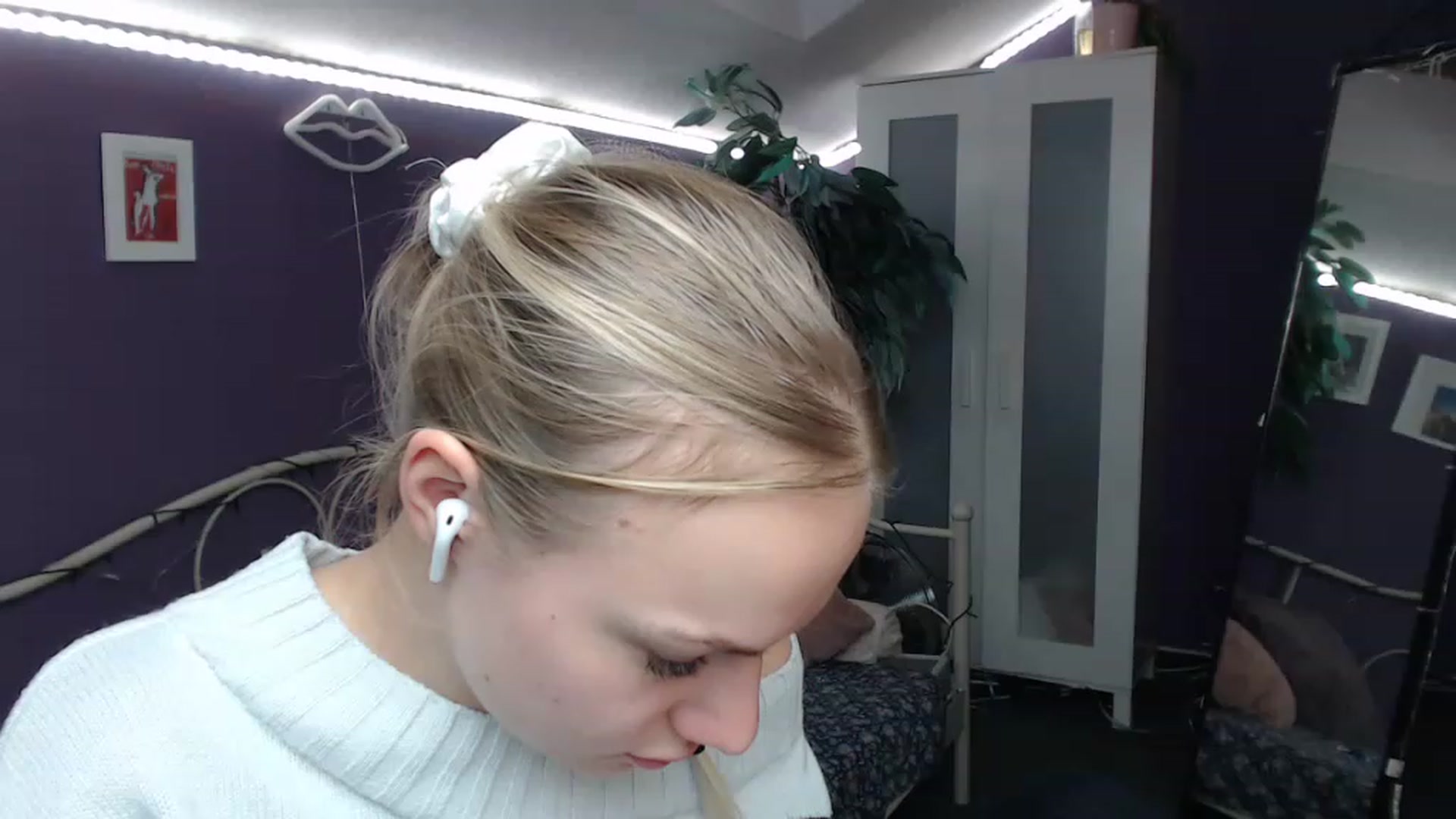 Gallery image thumbnail from JoanQueen's myfreecams stream on, 12/08/2022, 14:50 image 2 of 20