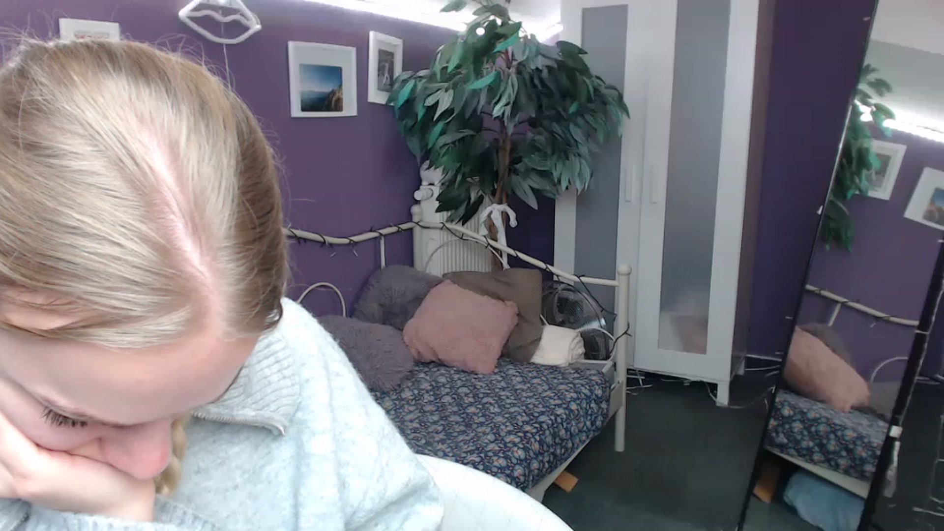 Gallery image thumbnail from JoanQueen's myfreecams stream on, 12/09/2022, 09:59 image 17 of 20