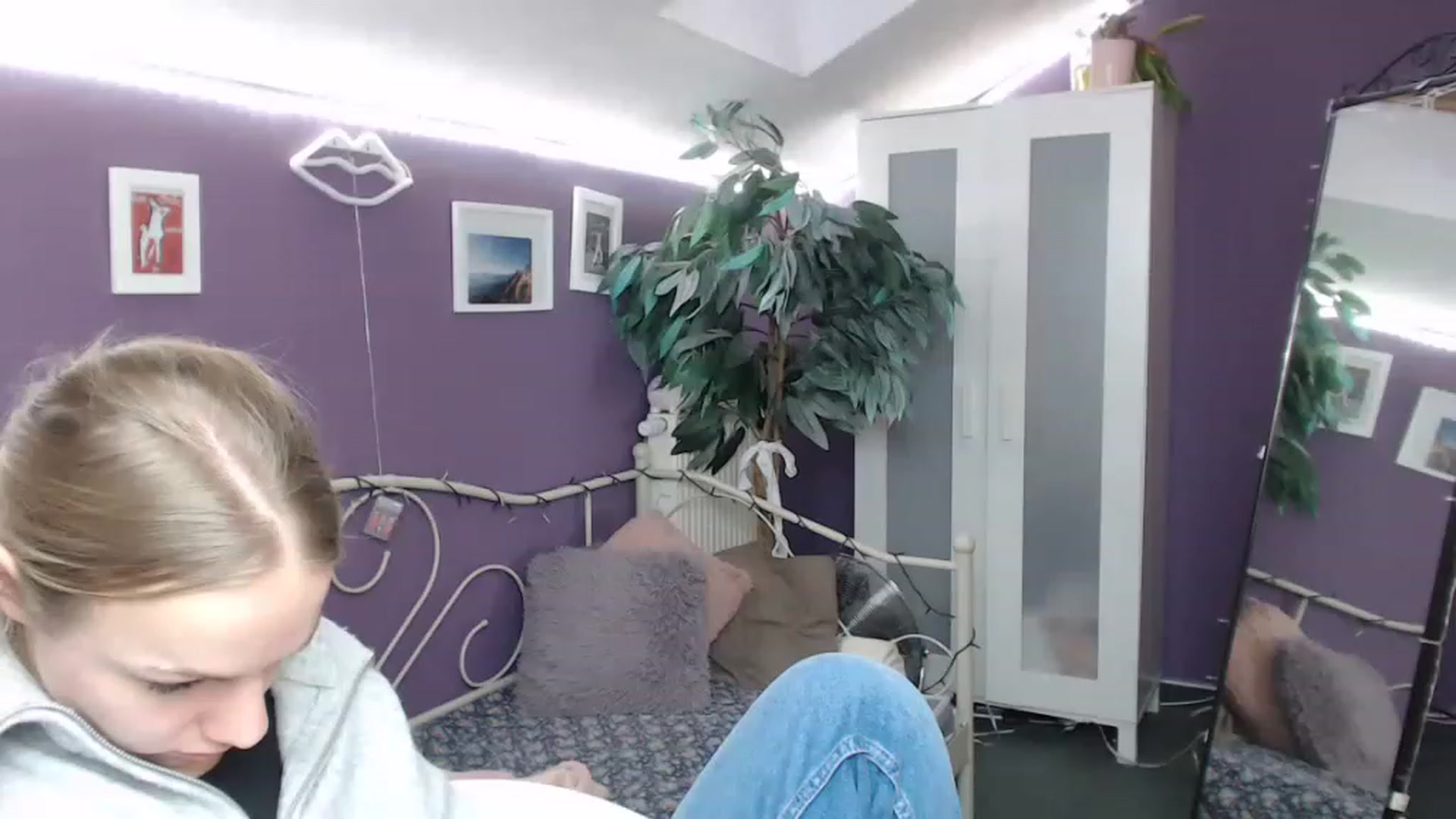 Gallery image thumbnail from JoanQueen's myfreecams stream on, 12/09/2022, 12:05 image 12 of 20