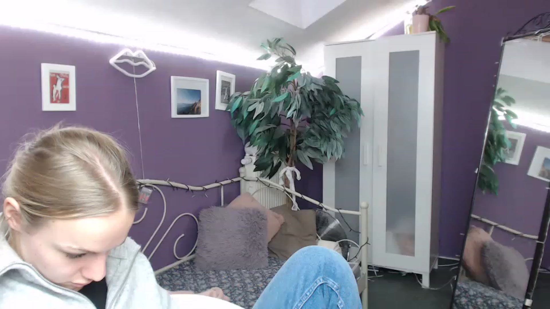 Gallery image thumbnail from JoanQueen's myfreecams stream on, 12/09/2022, 12:05 image 8 of 20