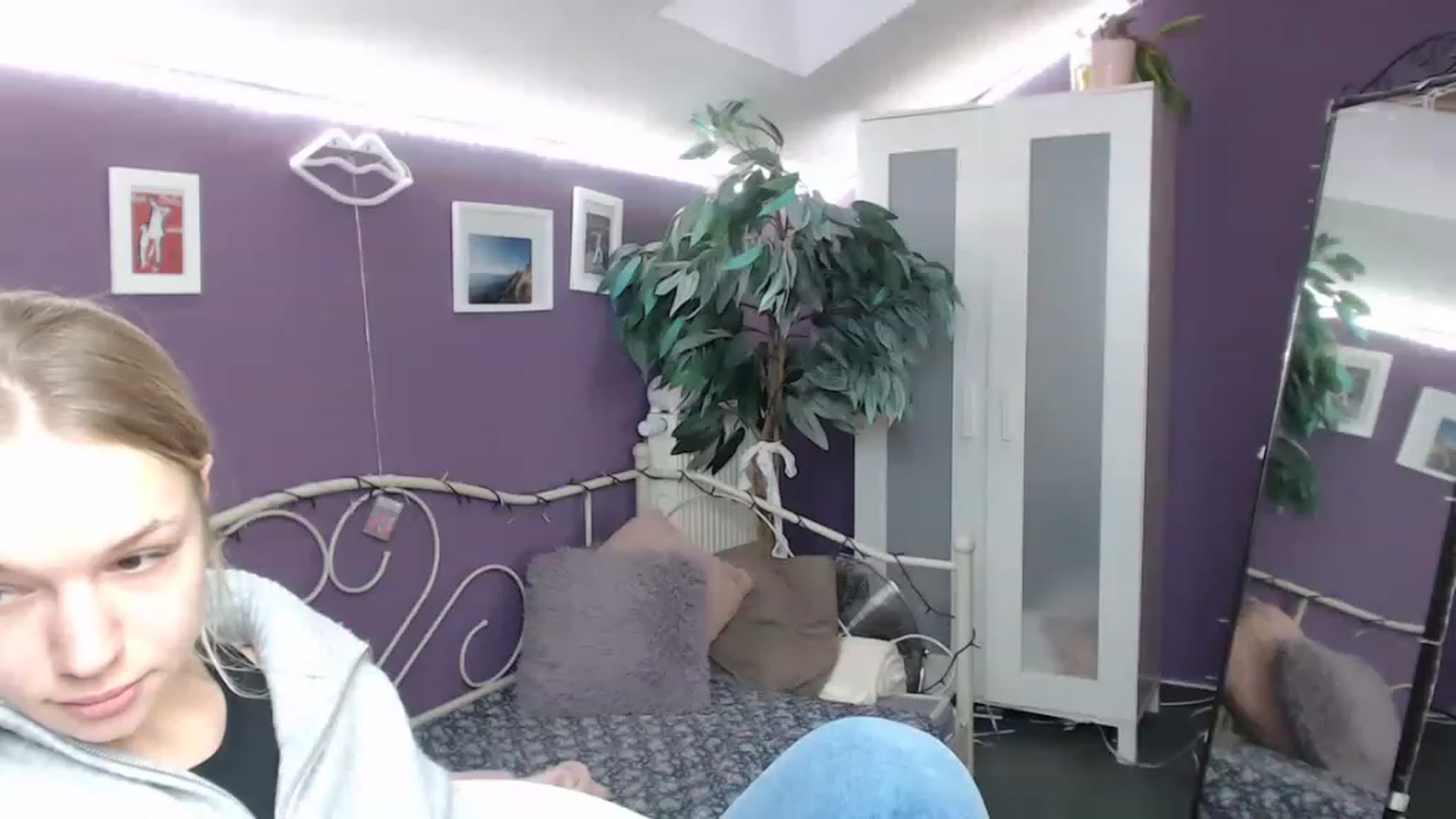Gallery image thumbnail from JoanQueen's myfreecams stream on, 12/09/2022, 12:05 image 13 of 20