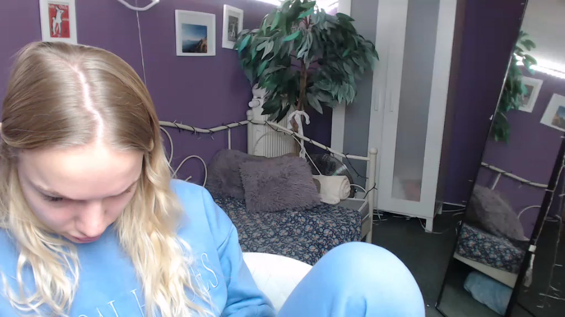 Gallery image thumbnail from JoanQueen's myfreecams stream on, 12/16/2022, 10:46 image 7 of 20