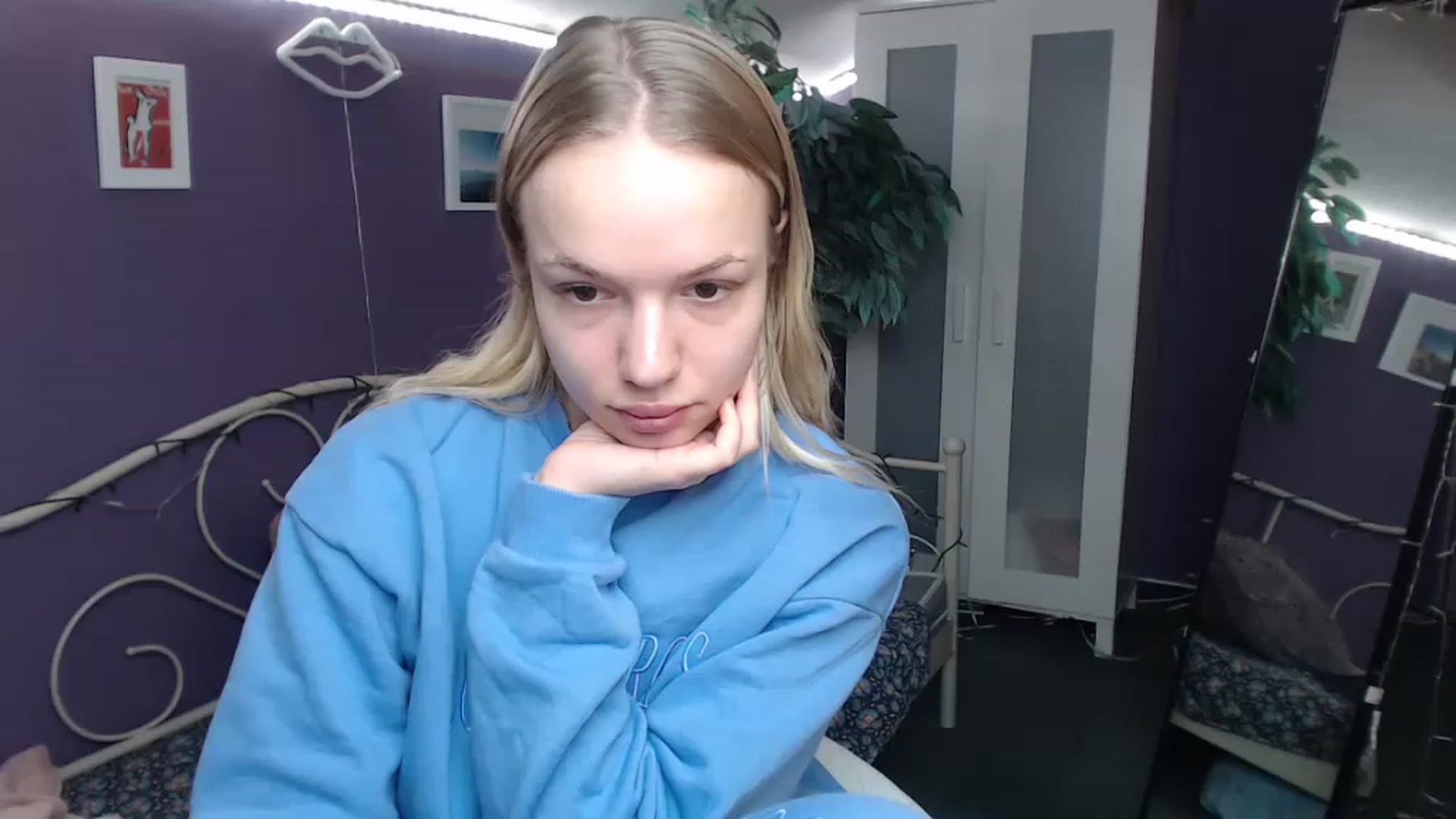 Gallery image thumbnail from JoanQueen's myfreecams stream on, 12/16/2022, 10:46 image 17 of 20