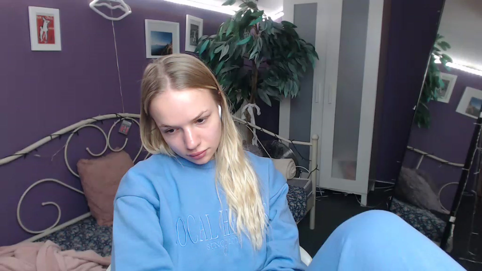 Gallery image thumbnail from JoanQueen's myfreecams stream on, 12/16/2022, 13:56 image 5 of 20