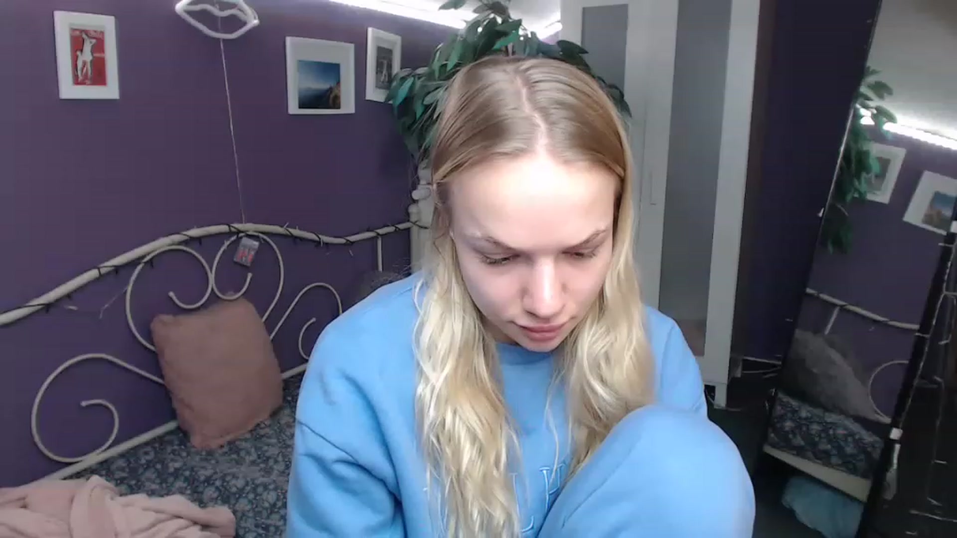 Gallery image thumbnail from JoanQueen's myfreecams stream on, 12/16/2022, 13:56 image 19 of 20