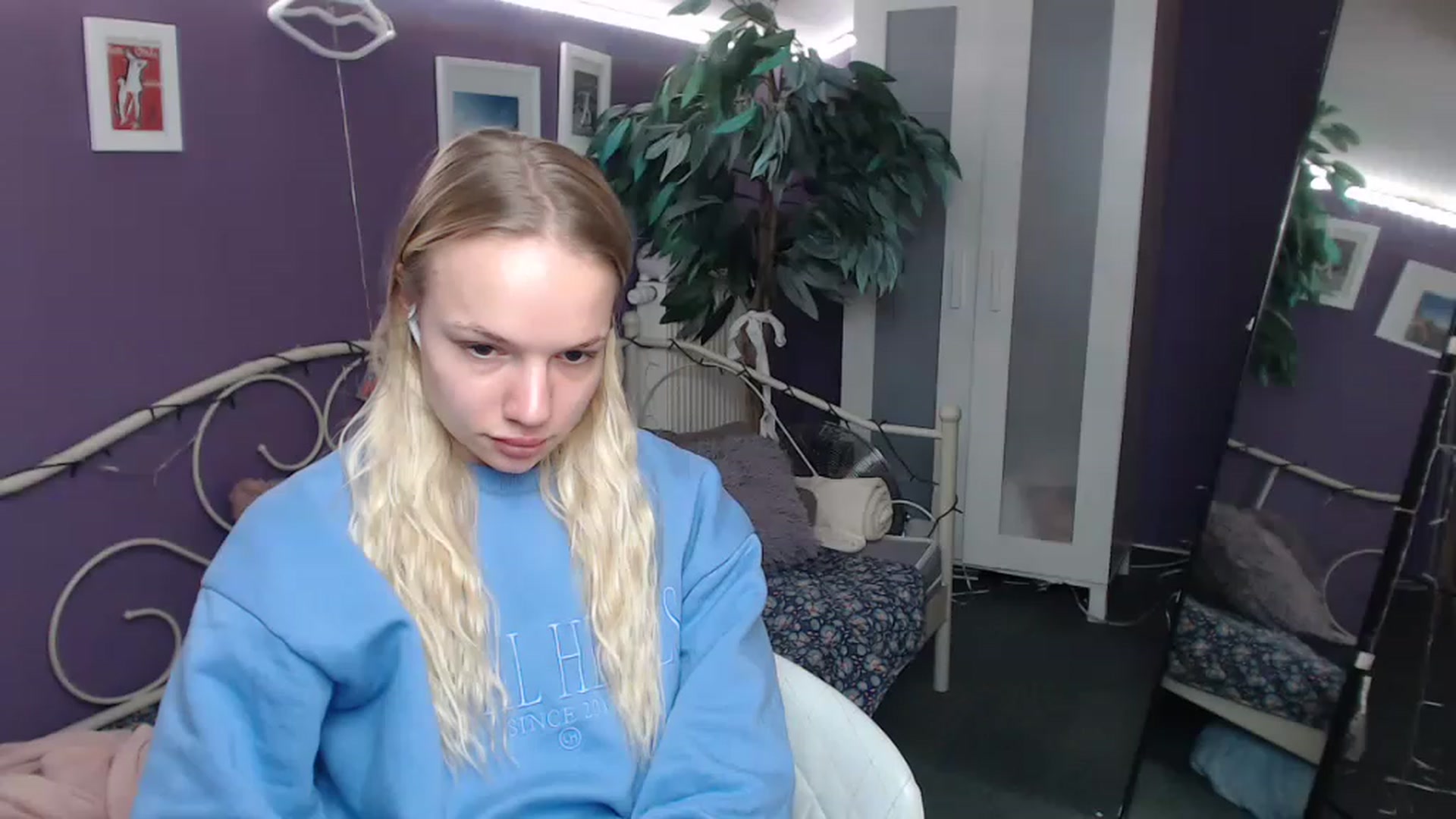 Gallery image thumbnail from JoanQueen's myfreecams stream on, 12/16/2022, 13:56 image 7 of 20