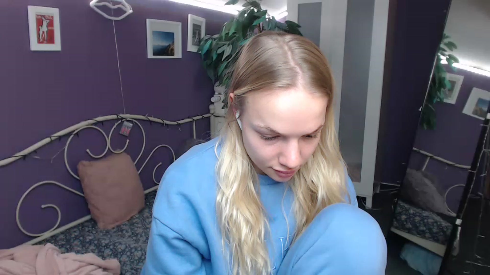 Gallery image thumbnail from JoanQueen's myfreecams stream on, 12/16/2022, 13:56 image 18 of 20