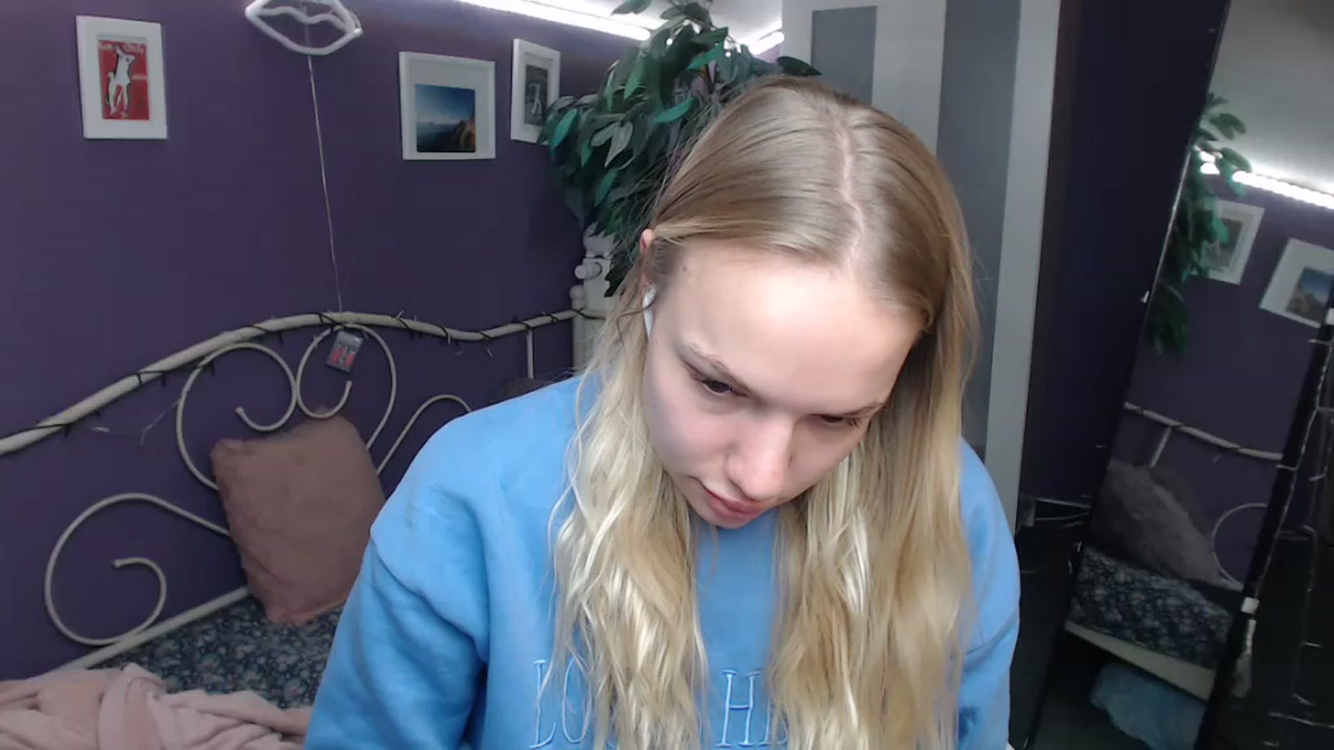 Gallery image thumbnail from JoanQueen's myfreecams stream on, 12/16/2022, 13:56 image 11 of 20
