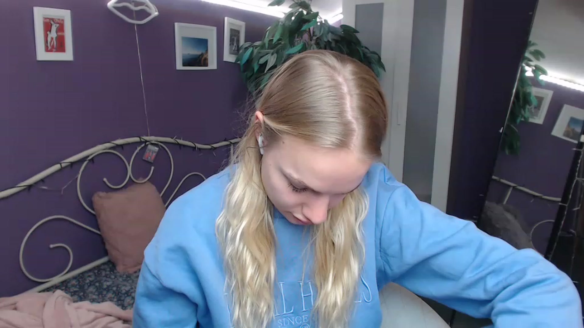 Gallery image thumbnail from JoanQueen's myfreecams stream on, 12/16/2022, 13:56 image 16 of 20