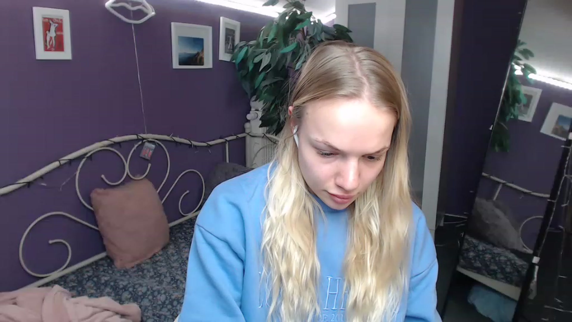 Gallery image thumbnail from JoanQueen's myfreecams stream on, 12/16/2022, 13:56 image 12 of 20