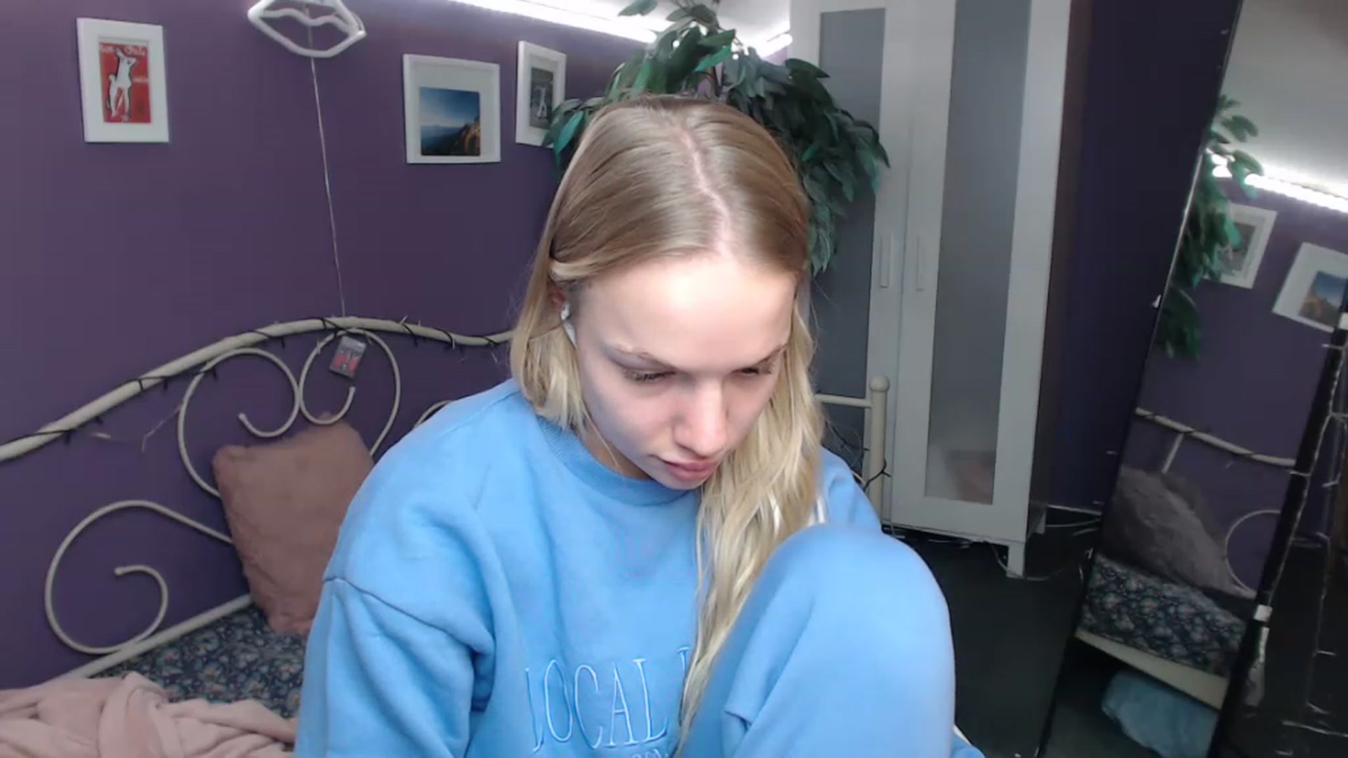 Gallery image thumbnail from JoanQueen's myfreecams stream on, 12/16/2022, 13:56 image 3 of 20