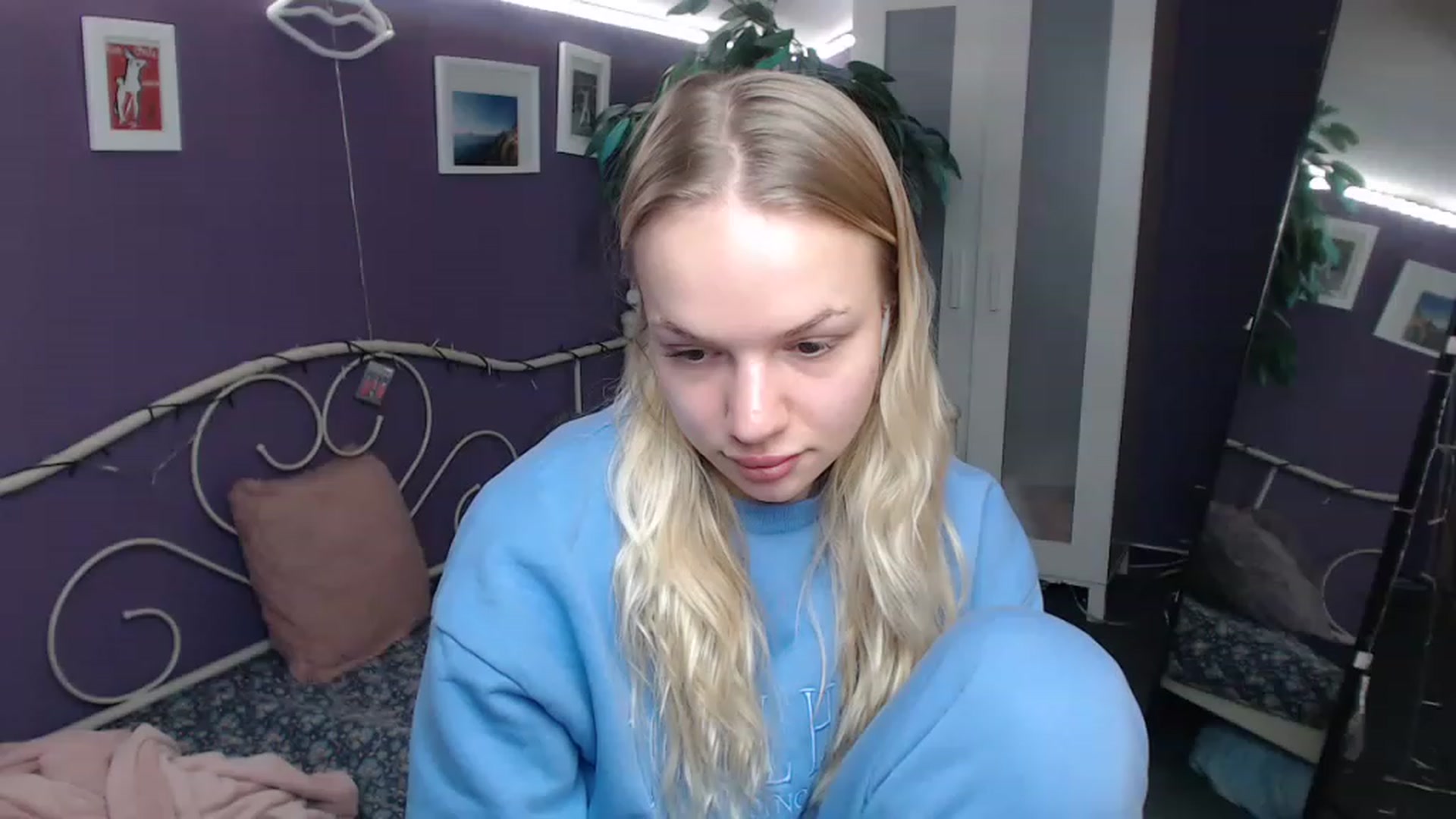 Gallery image thumbnail from JoanQueen's myfreecams stream on, 12/16/2022, 13:56 image 17 of 20