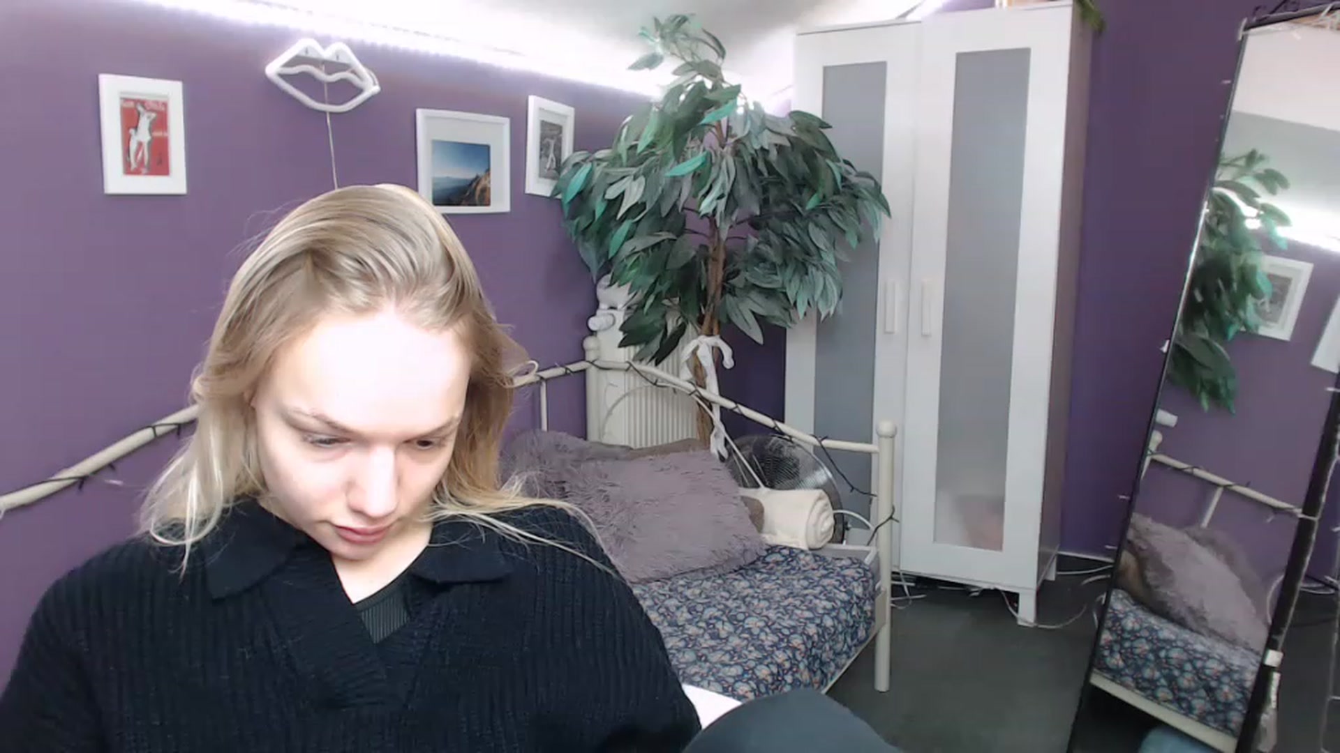 Gallery image thumbnail from JoanQueen's myfreecams stream on, 12/19/2022, 10:22 image 17 of 20