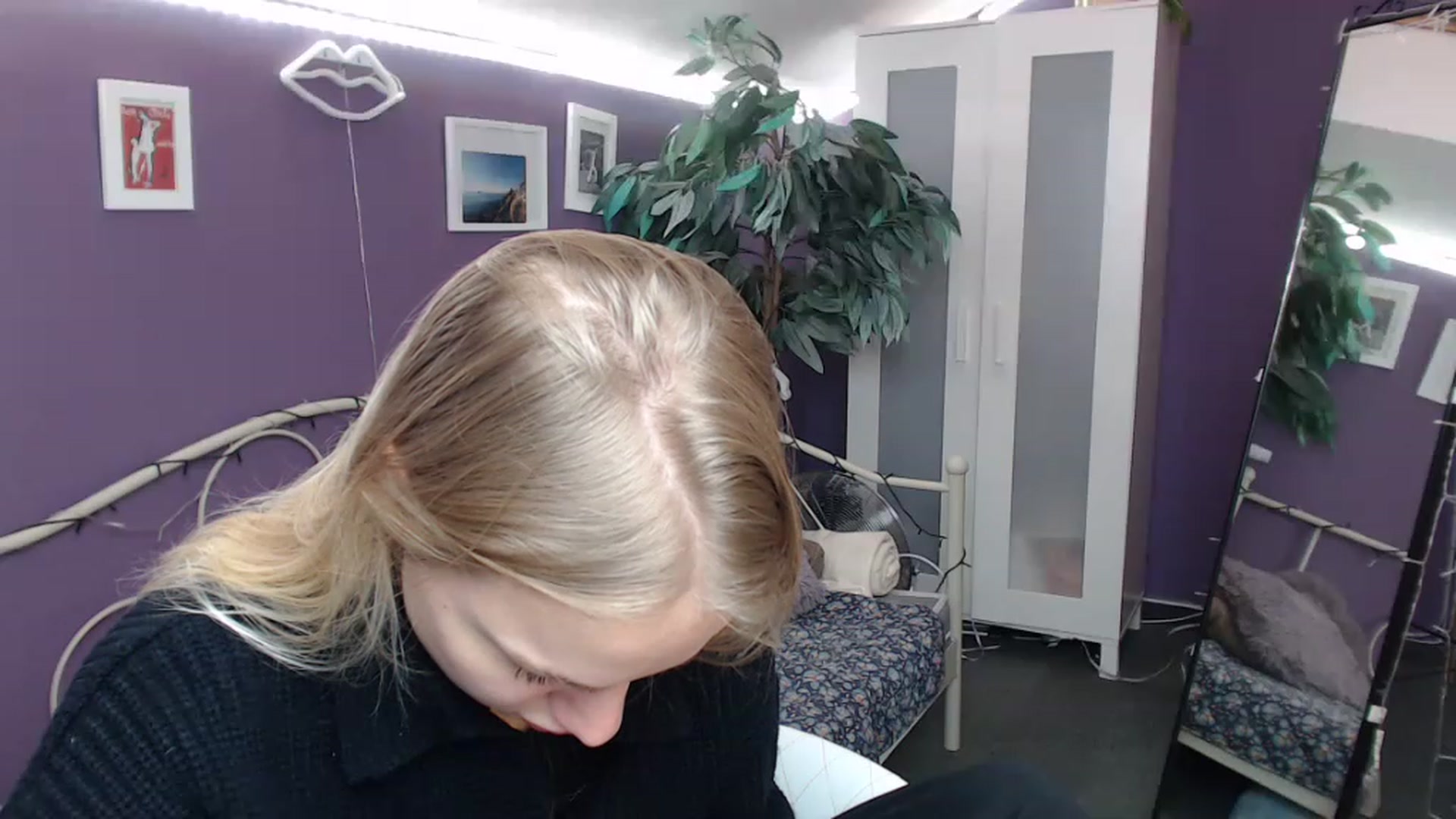 Gallery image thumbnail from JoanQueen's myfreecams stream on, 12/19/2022, 10:22 image 3 of 20