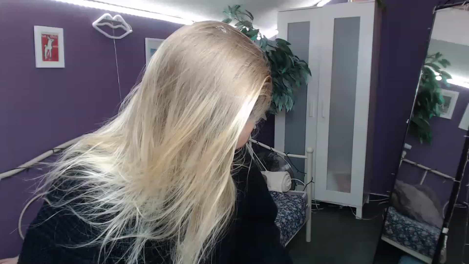 Gallery image thumbnail from JoanQueen's myfreecams stream on, 12/19/2022, 10:22 image 19 of 20