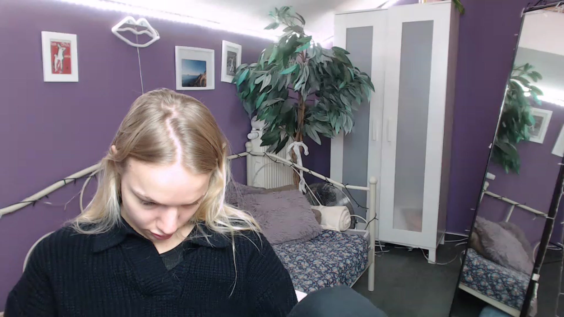 Gallery image thumbnail from JoanQueen's myfreecams stream on, 12/19/2022, 10:22 image 14 of 20