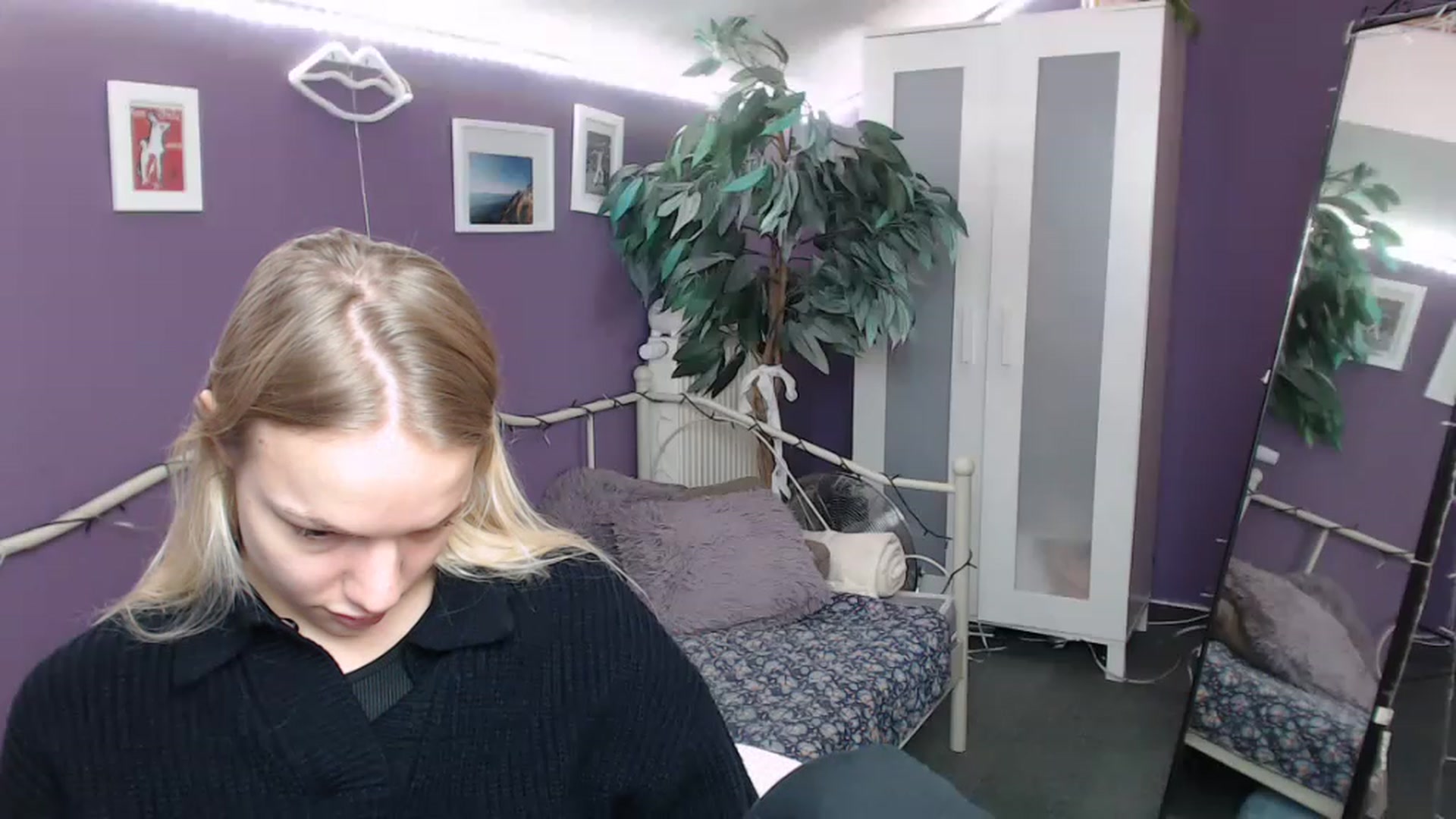 Gallery image thumbnail from JoanQueen's myfreecams stream on, 12/19/2022, 10:22 image 16 of 20