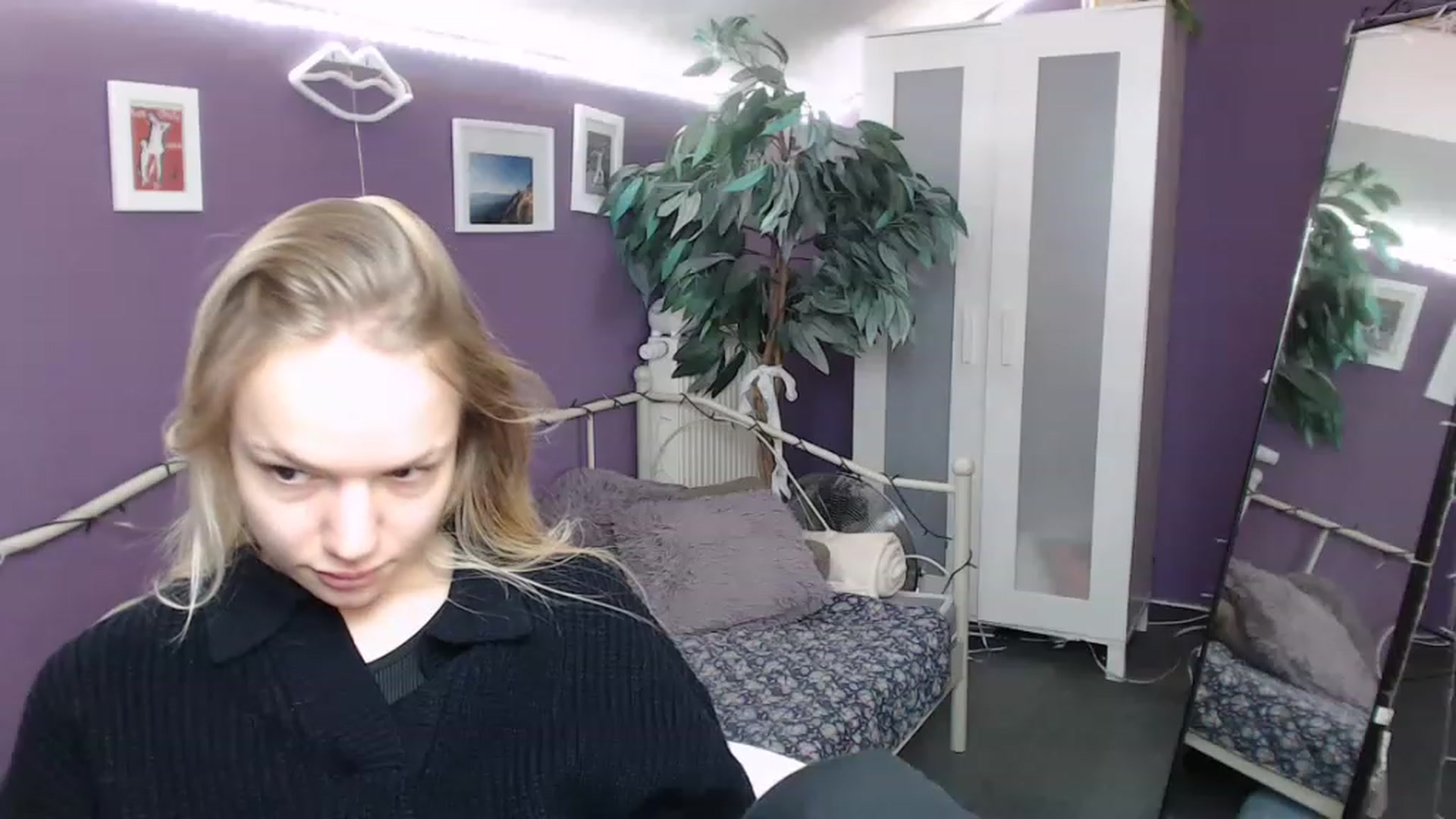 Gallery image thumbnail from JoanQueen's myfreecams stream on, 12/19/2022, 10:22 image 18 of 20