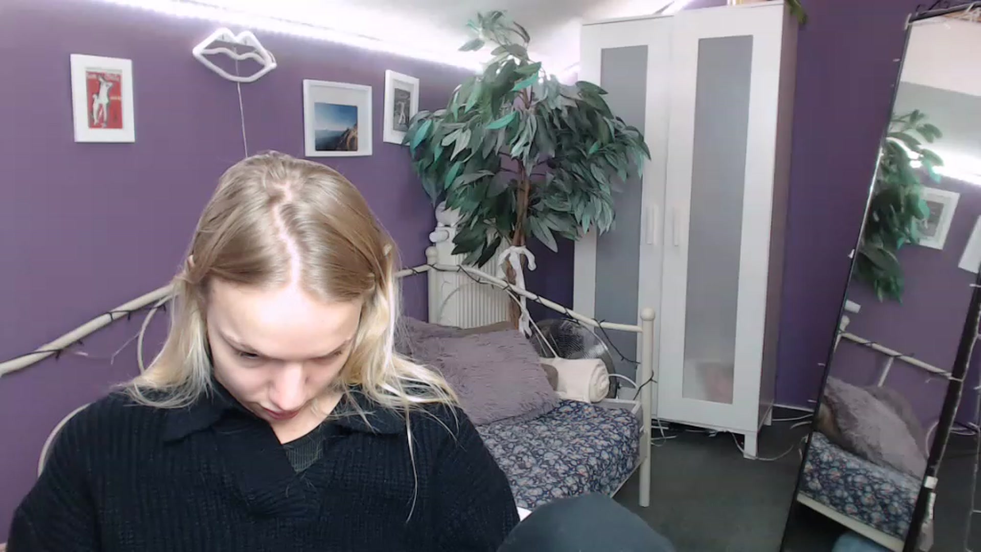 Gallery image thumbnail from JoanQueen's myfreecams stream on, 12/19/2022, 10:22 image 12 of 20