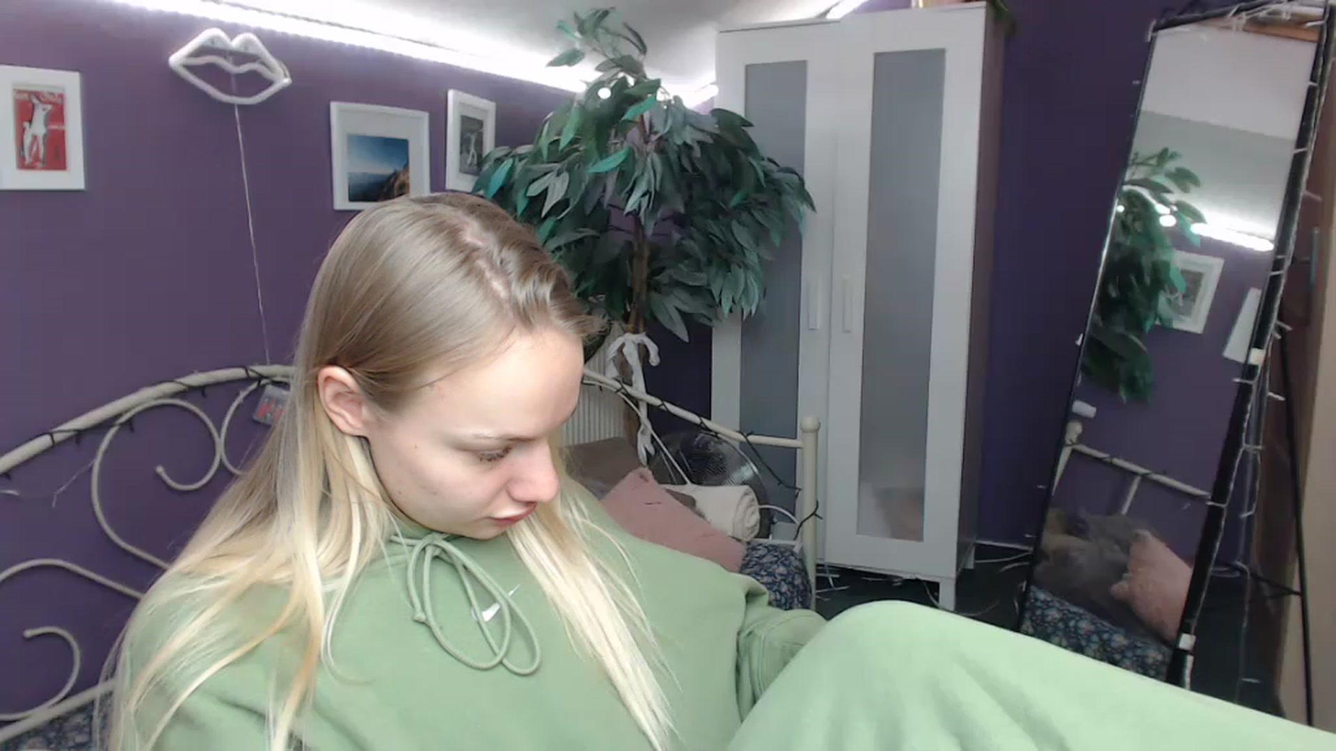 Gallery image thumbnail from JoanQueen's myfreecams stream on, 12/20/2022, 11:02 image 19 of 20