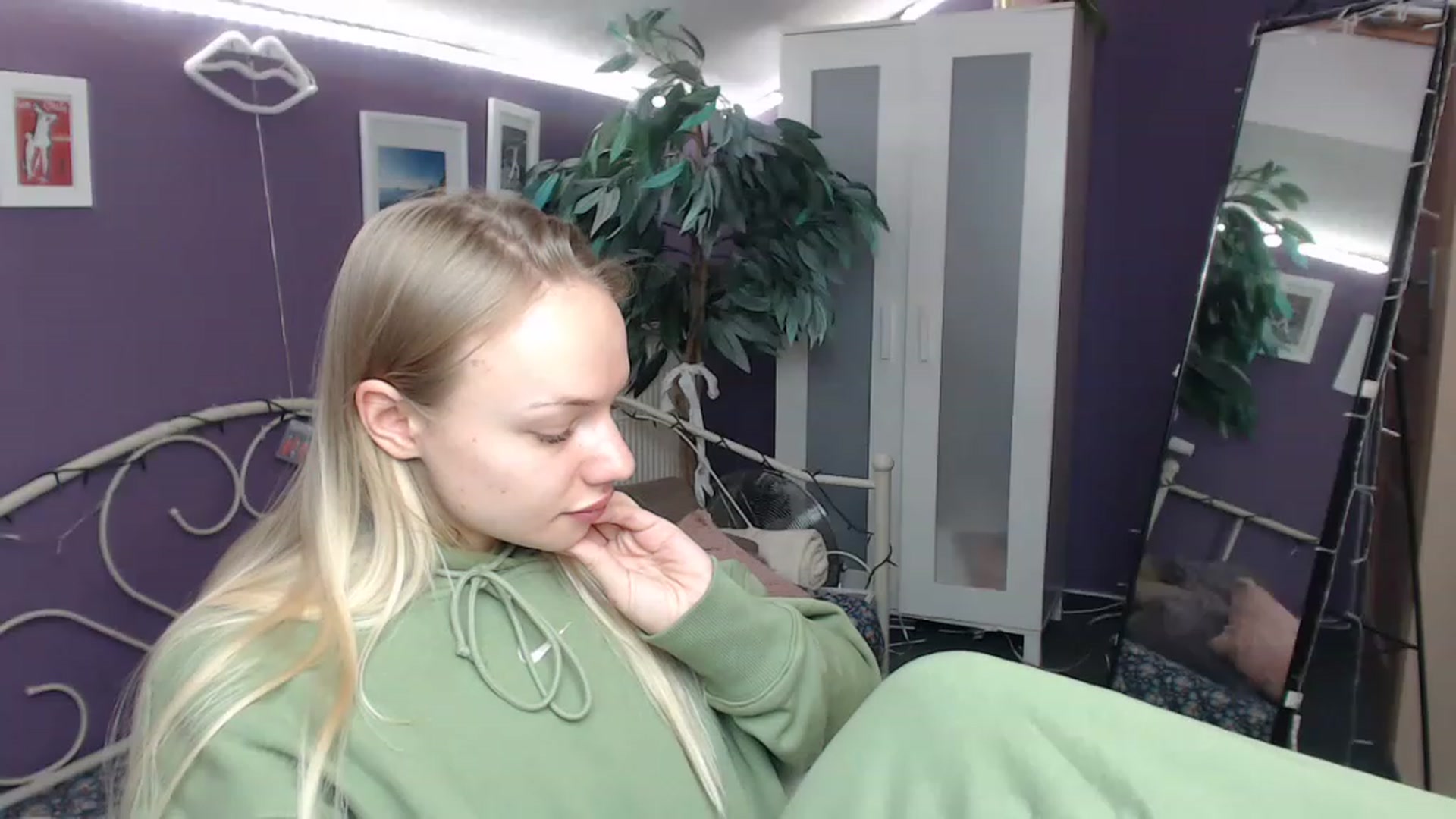 Gallery image thumbnail from JoanQueen's myfreecams stream on, 12/20/2022, 11:02 image 20 of 20