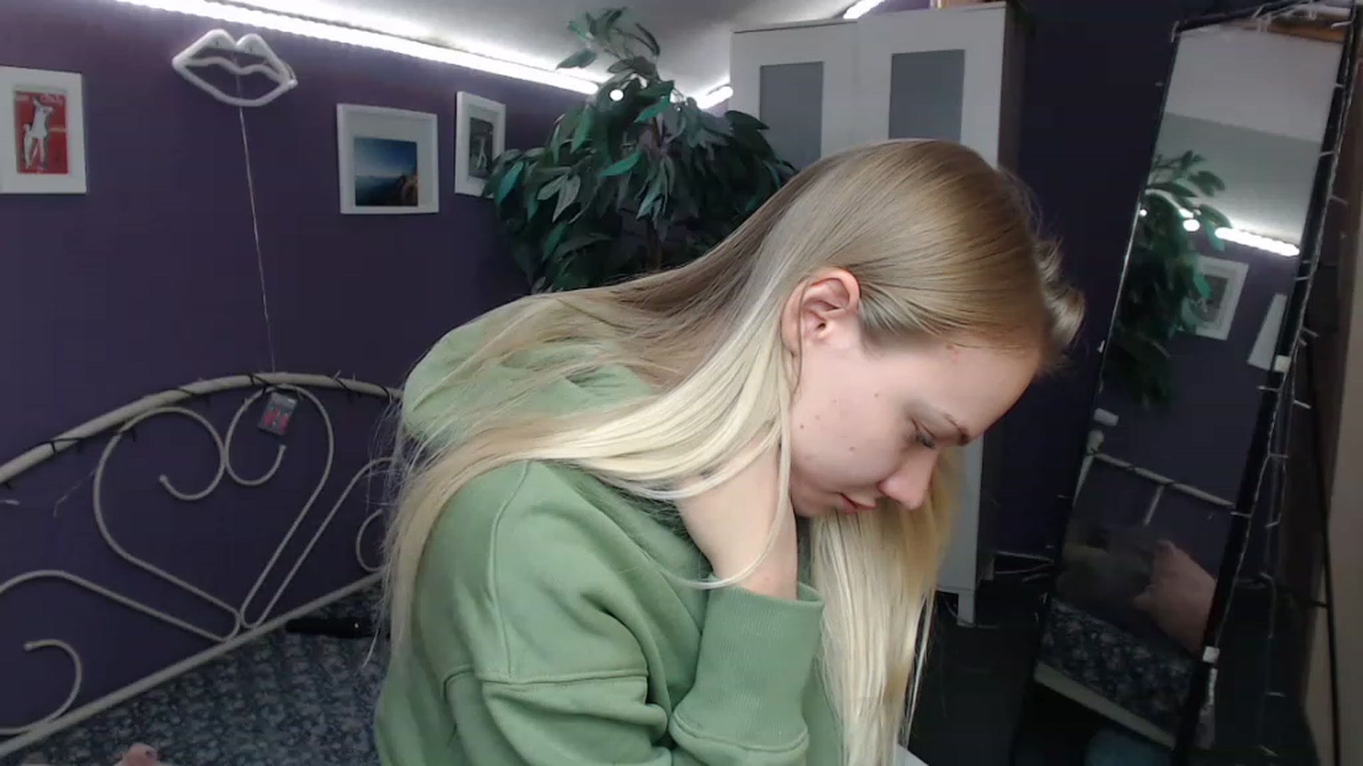 Gallery image thumbnail from JoanQueen's myfreecams stream on, 12/20/2022, 11:02 image 18 of 20