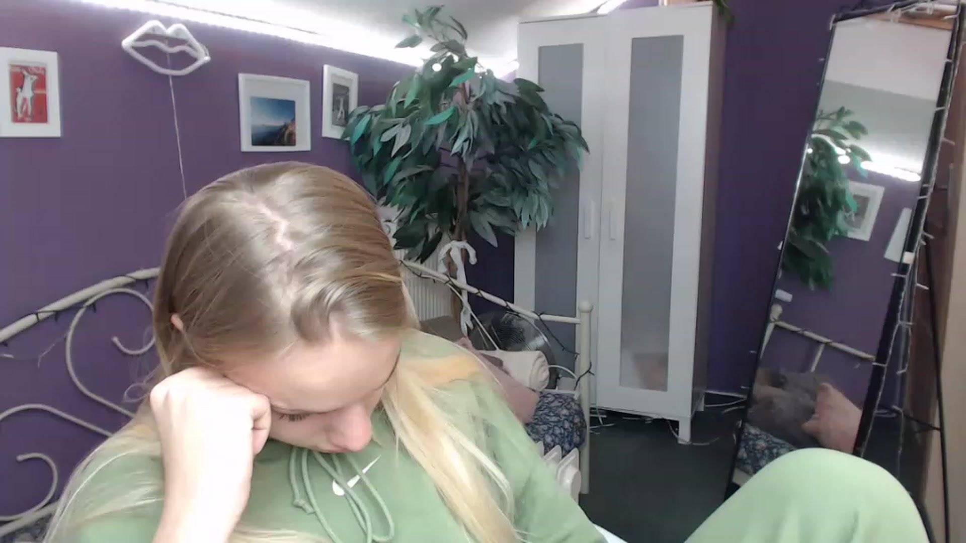 Gallery image thumbnail from JoanQueen's myfreecams stream on, 12/20/2022, 11:02 image 15 of 20