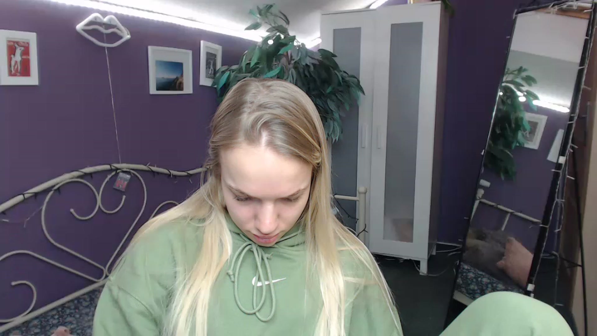 Gallery image thumbnail from JoanQueen's myfreecams stream on, 12/20/2022, 11:02 image 9 of 20