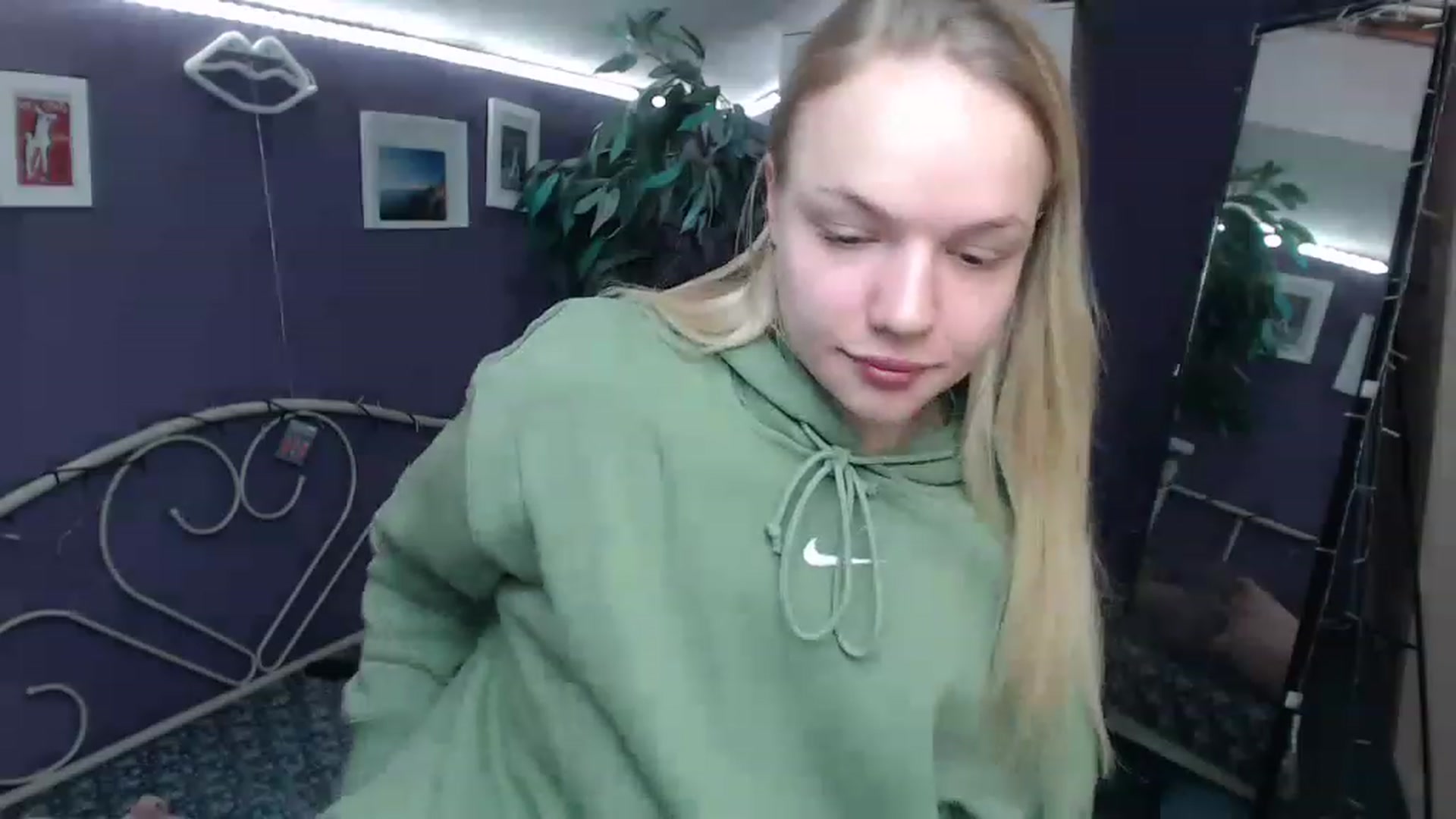 Gallery image thumbnail from JoanQueen's myfreecams stream on, 12/20/2022, 11:02 image 17 of 20