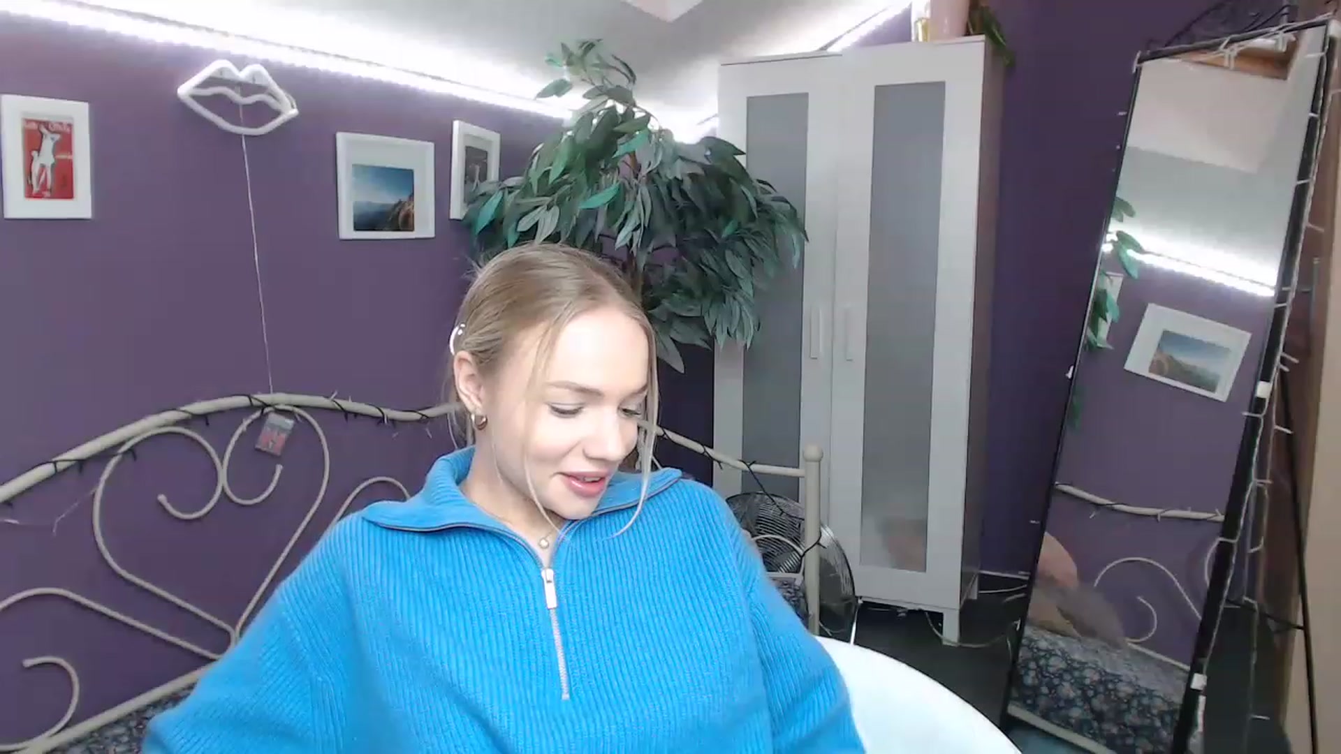 Gallery image thumbnail from JoanQueen's myfreecams stream on, 12/21/2022, 09:56 image 6 of 20