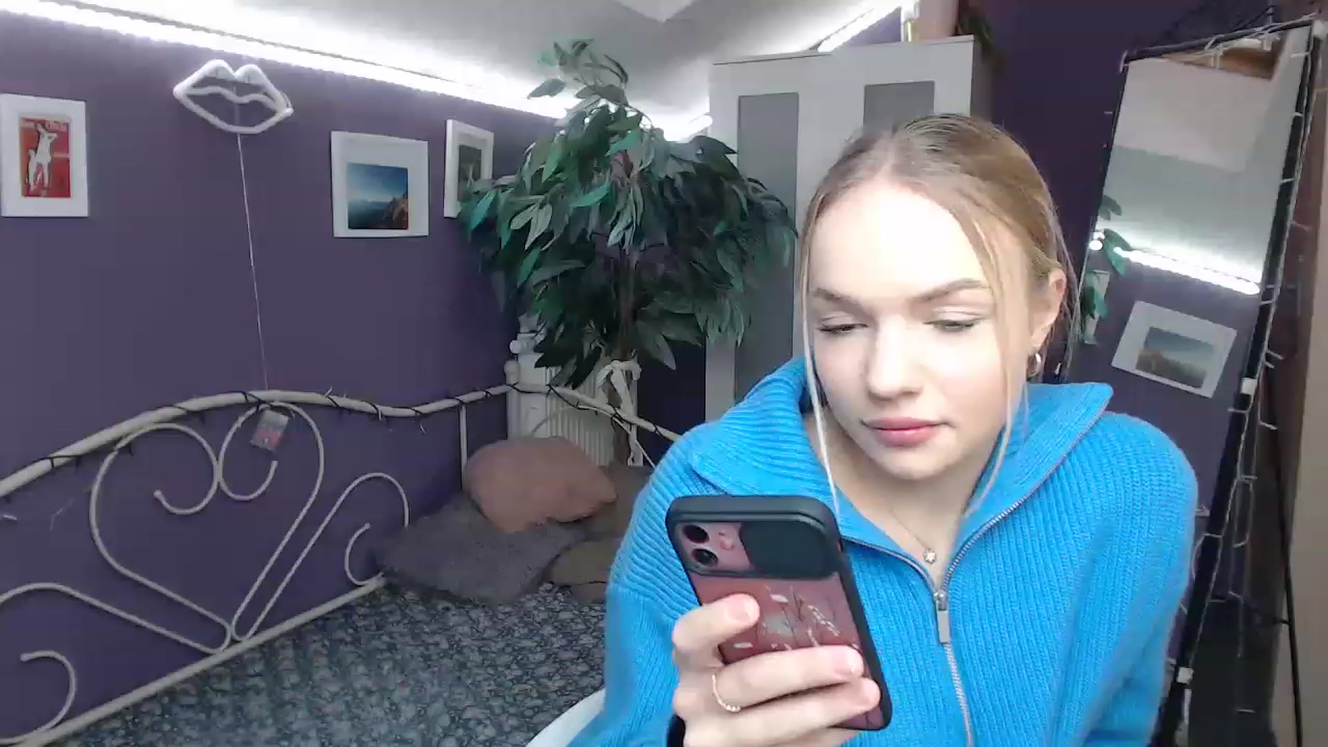 Gallery image thumbnail from JoanQueen's myfreecams stream on, 12/21/2022, 09:56 image 9 of 20