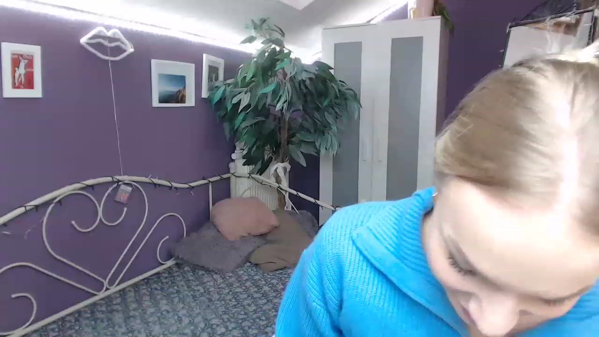 Gallery image thumbnail from JoanQueen's myfreecams stream on, 12/21/2022, 09:56 image 18 of 20