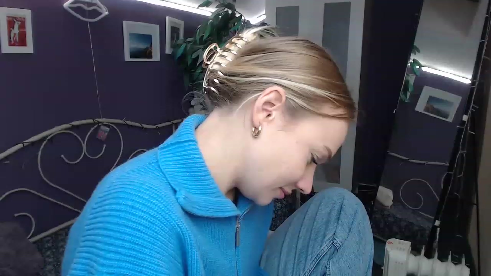 Gallery image thumbnail from JoanQueen's myfreecams stream on, 12/21/2022, 14:14 image 5 of 20
