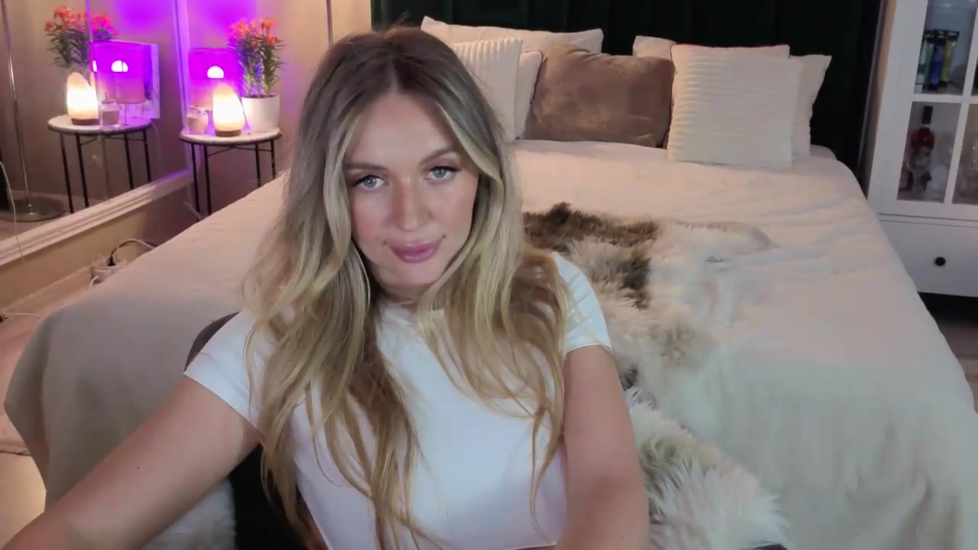 Gallery image thumbnail from JoanneXOXO's myfreecams stream on, 05/10/2026, 12:44 image 18 of 20