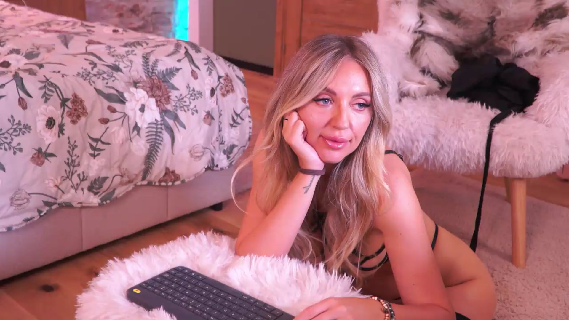 Gallery image thumbnail from JoanneXOXO's myfreecams stream on, 06/06/2026, 09:33 image 3 of 20