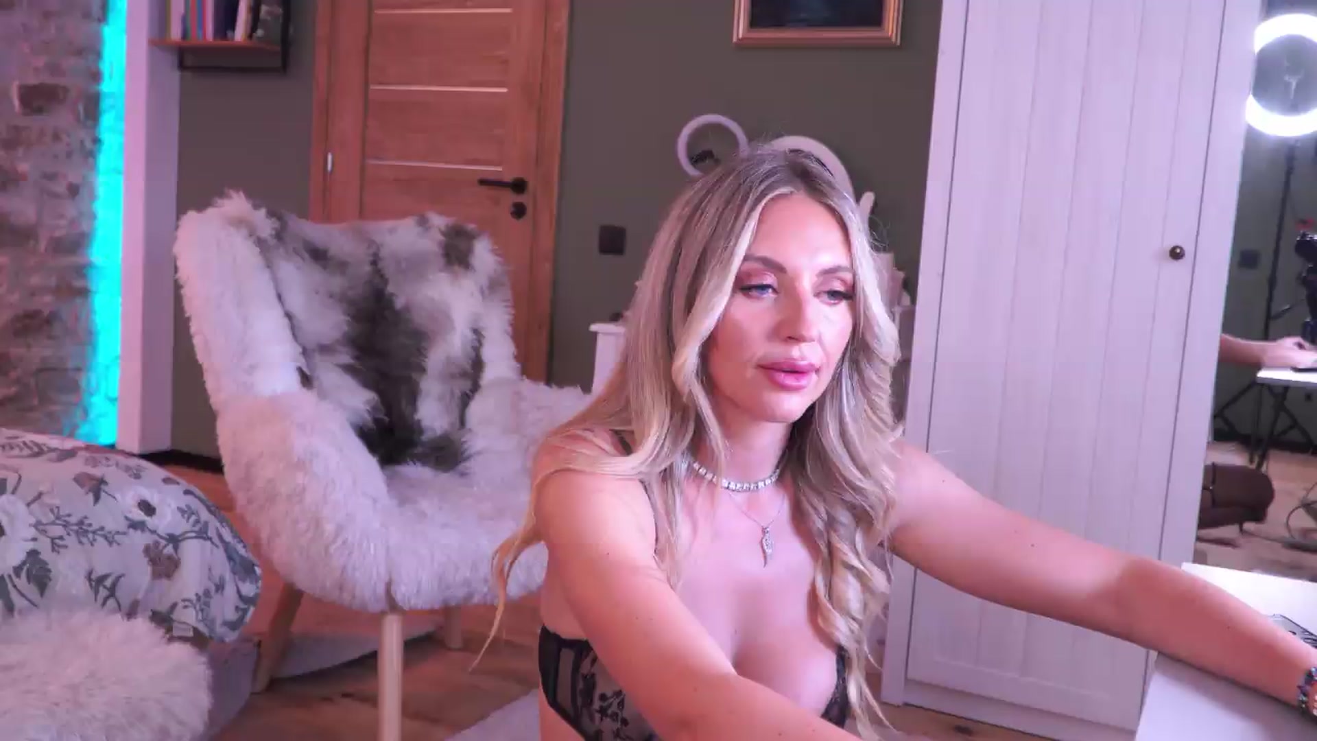Gallery image thumbnail from JoanneXOXO's myfreecams stream on, 06/07/2026, 12:27 image 8 of 20