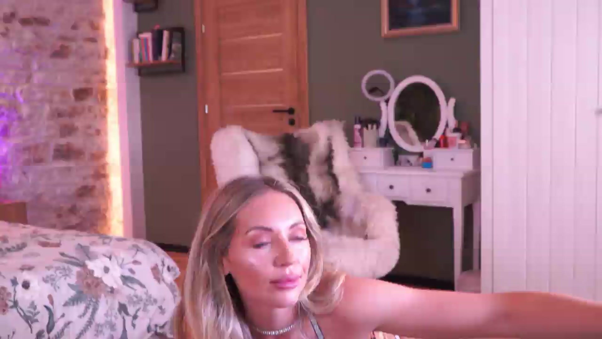Gallery image thumbnail from JoanneXOXO's myfreecams stream on, 06/14/2026, 14:08 image 7 of 20