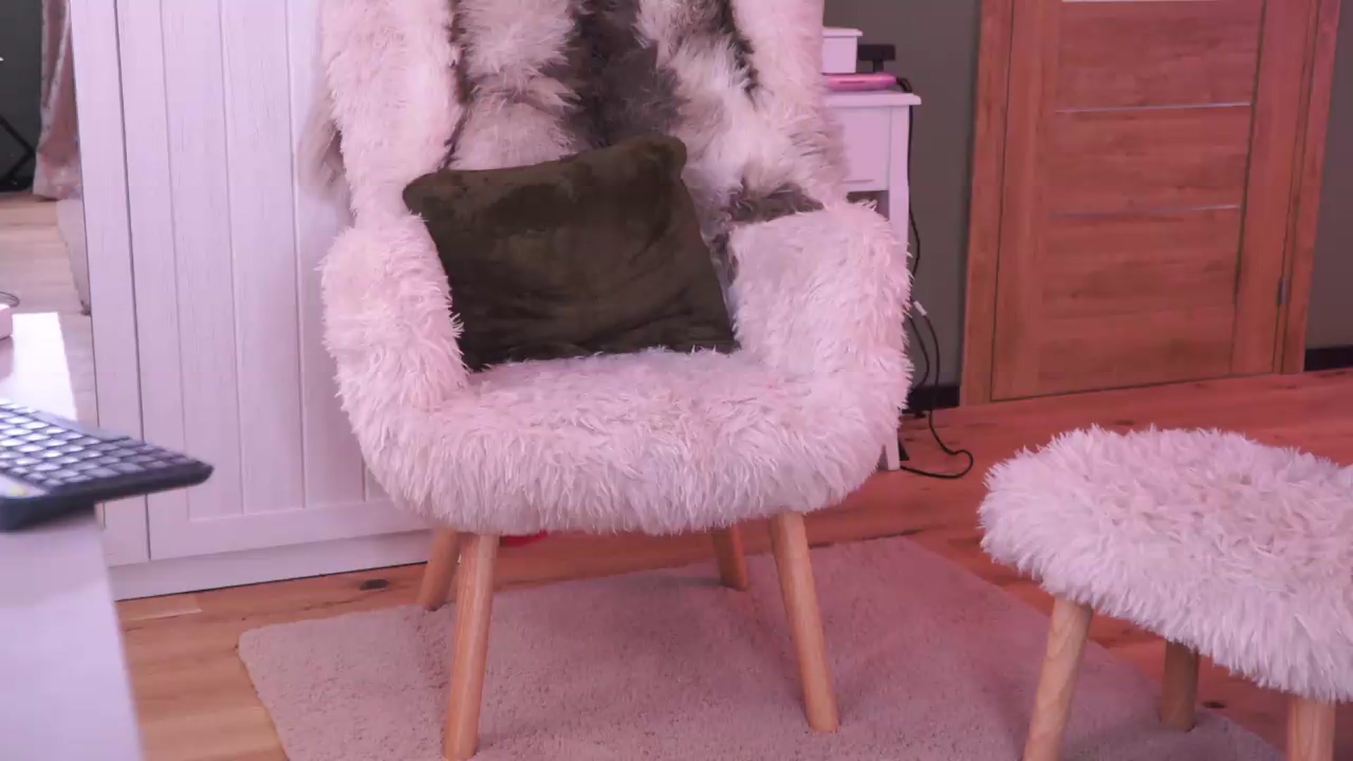 Gallery image thumbnail from JoanneXOXO's myfreecams stream on, 07/18/2026, 13:37 image 6 of 20