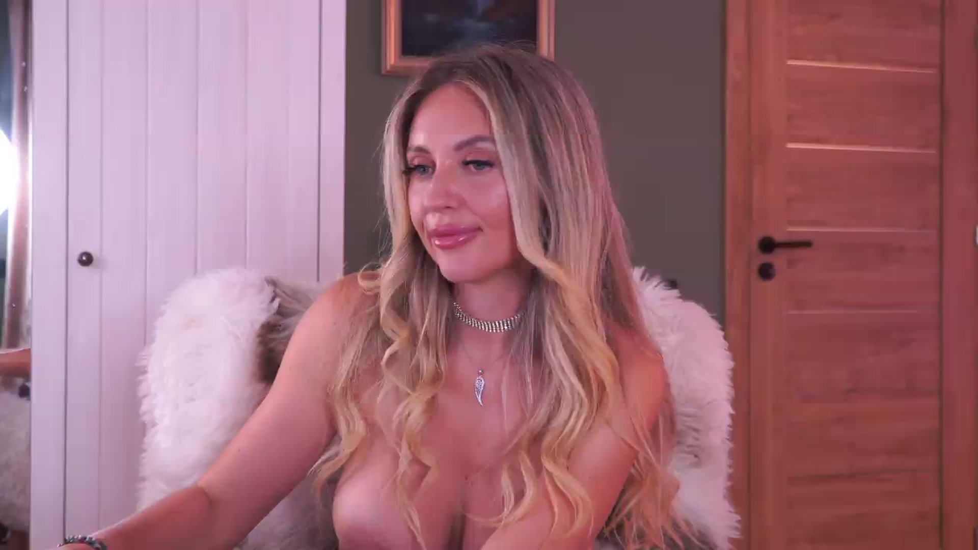 Gallery image thumbnail from JoanneXOXO's myfreecams stream on, 07/22/2026, 16:16 image 4 of 20