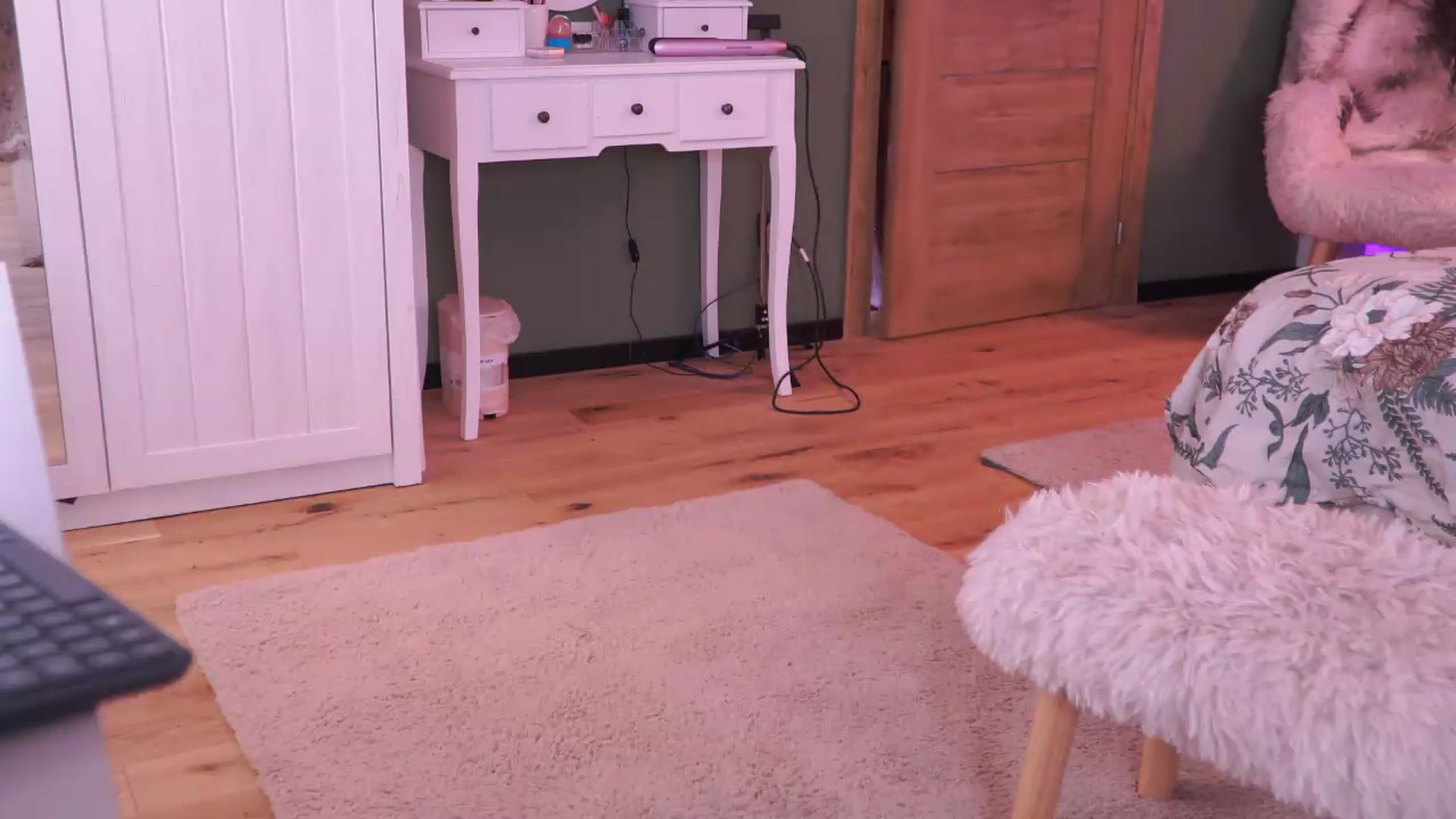 Gallery image thumbnail from JoanneXOXO's myfreecams stream on, 07/26/2026, 10:12 image 4 of 20
