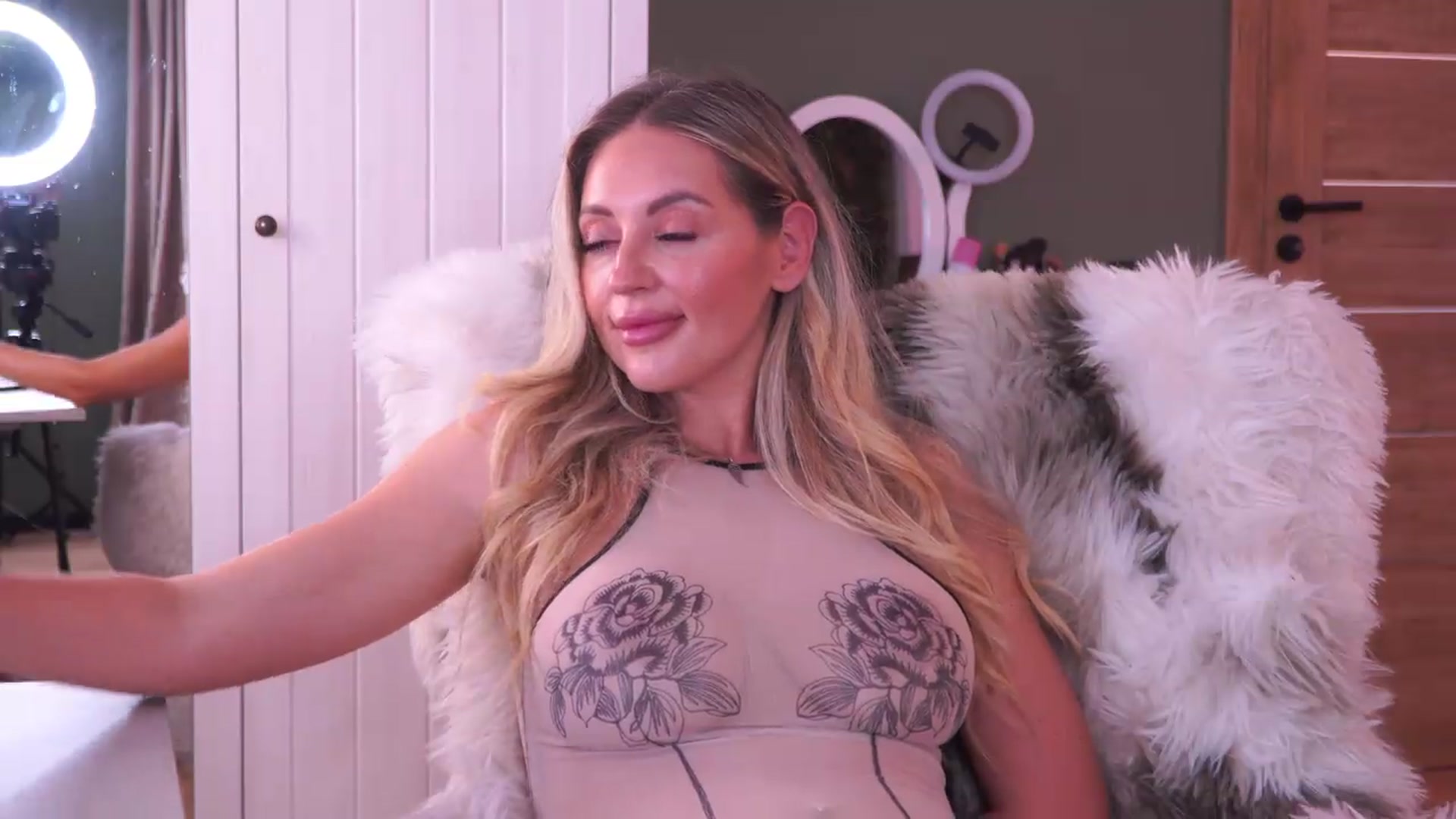 Gallery image thumbnail from JoanneXOXO's myfreecams stream on, 07/28/2026, 13:35 image 17 of 20