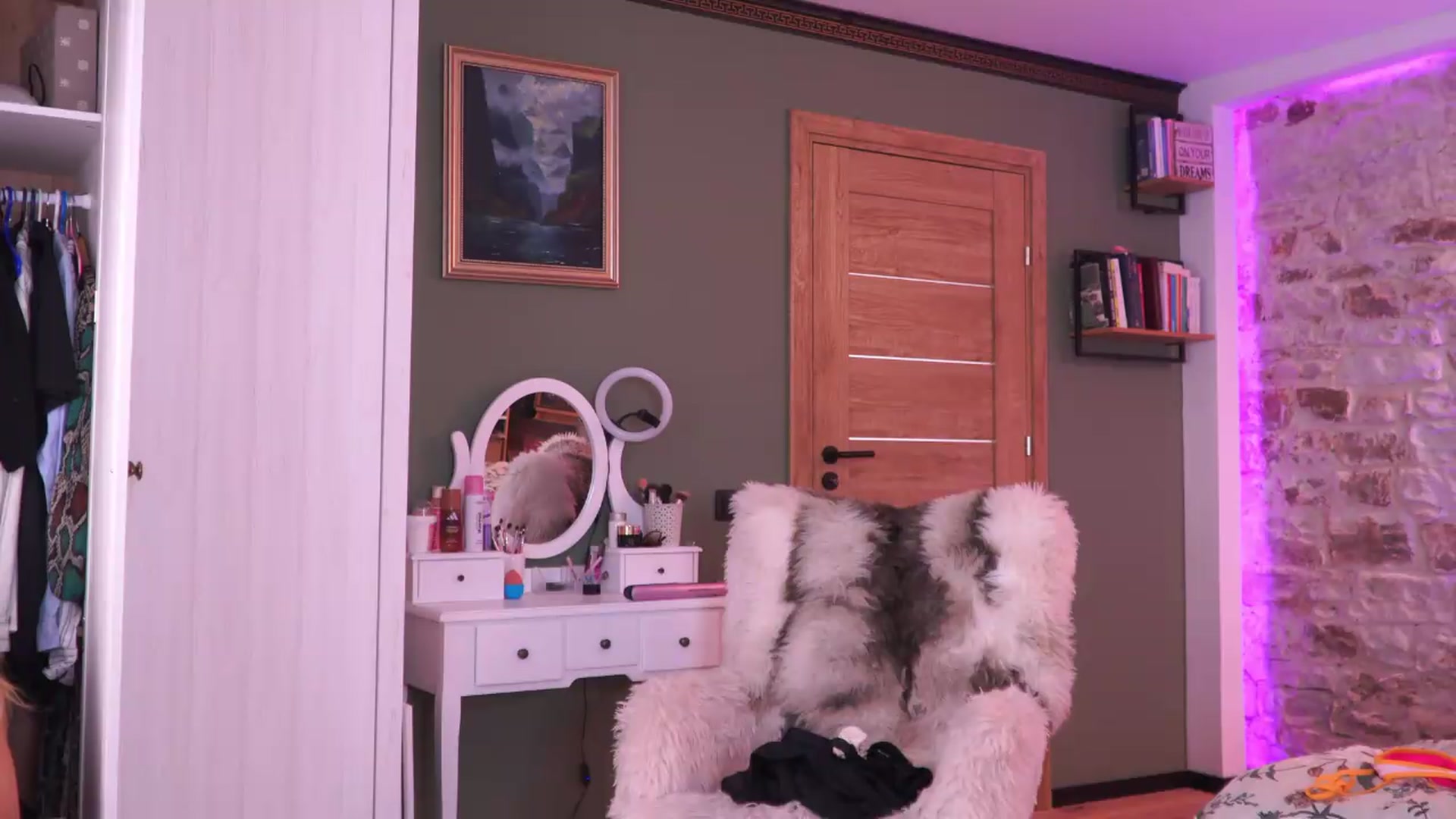 Gallery image thumbnail from JoanneXOXO's myfreecams stream on, 08/10/2026, 14:41 image 18 of 20