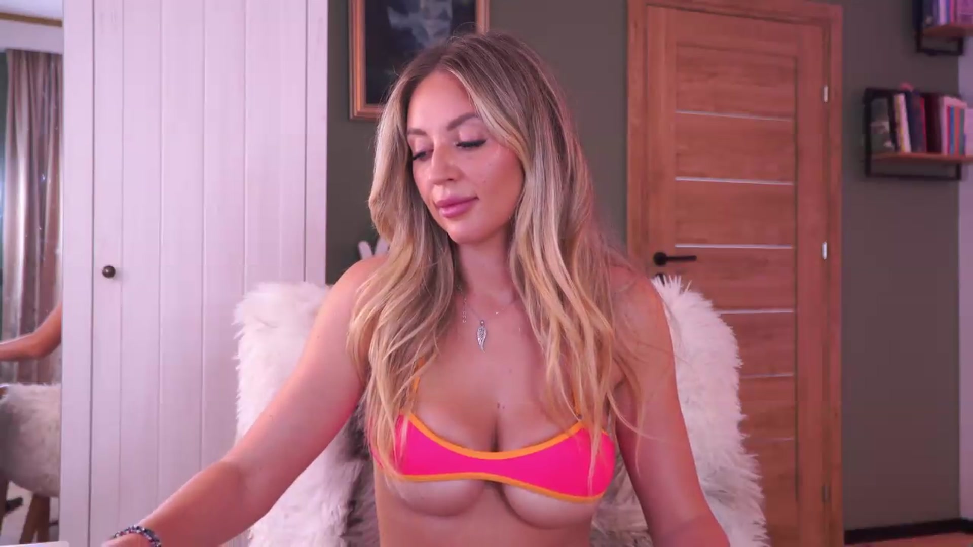 Gallery image thumbnail from JoanneXOXO's myfreecams stream on, 08/10/2026, 14:41 image 5 of 20