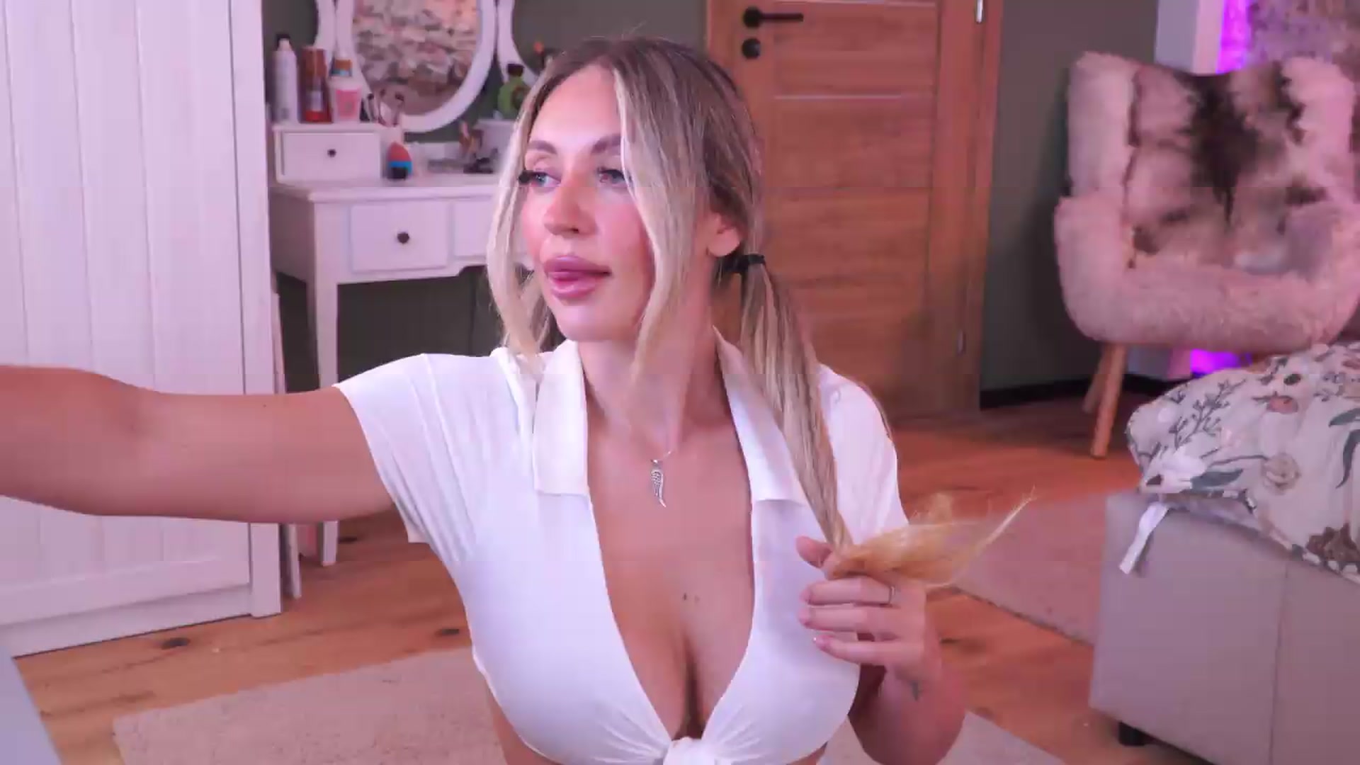 Gallery image thumbnail from JoanneXOXO's myfreecams stream on, 08/14/2026, 10:25 image 1 of 20