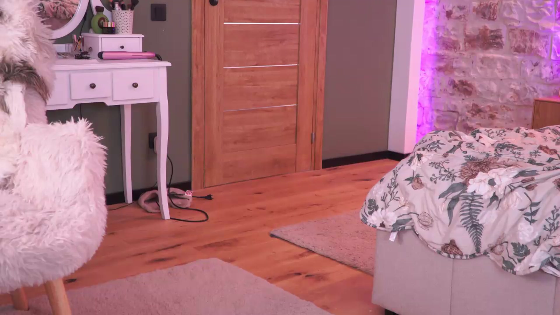 Gallery image thumbnail from JoanneXOXO's myfreecams stream on, 08/14/2026, 14:41 image 15 of 20