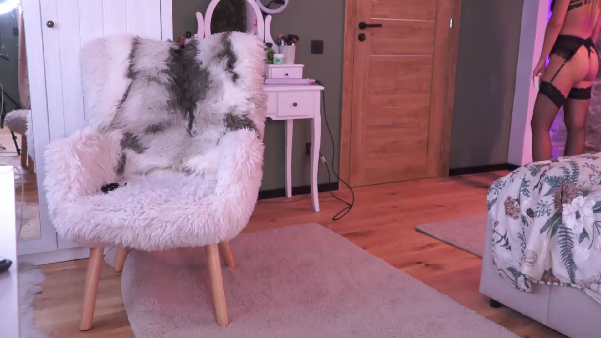 Gallery image thumbnail from JoanneXOXO's myfreecams stream on, 08/21/2026, 13:40 image 5 of 20