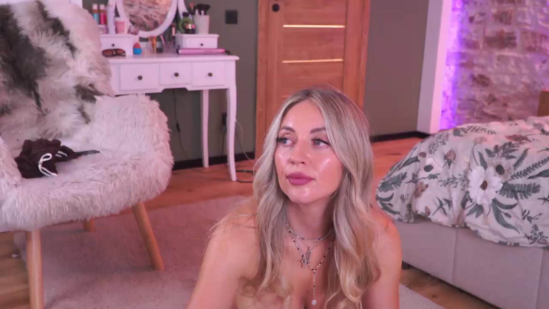 Gallery image thumbnail from JoanneXOXO's myfreecams stream on, 08/28/2026, 17:49 image 3 of 20