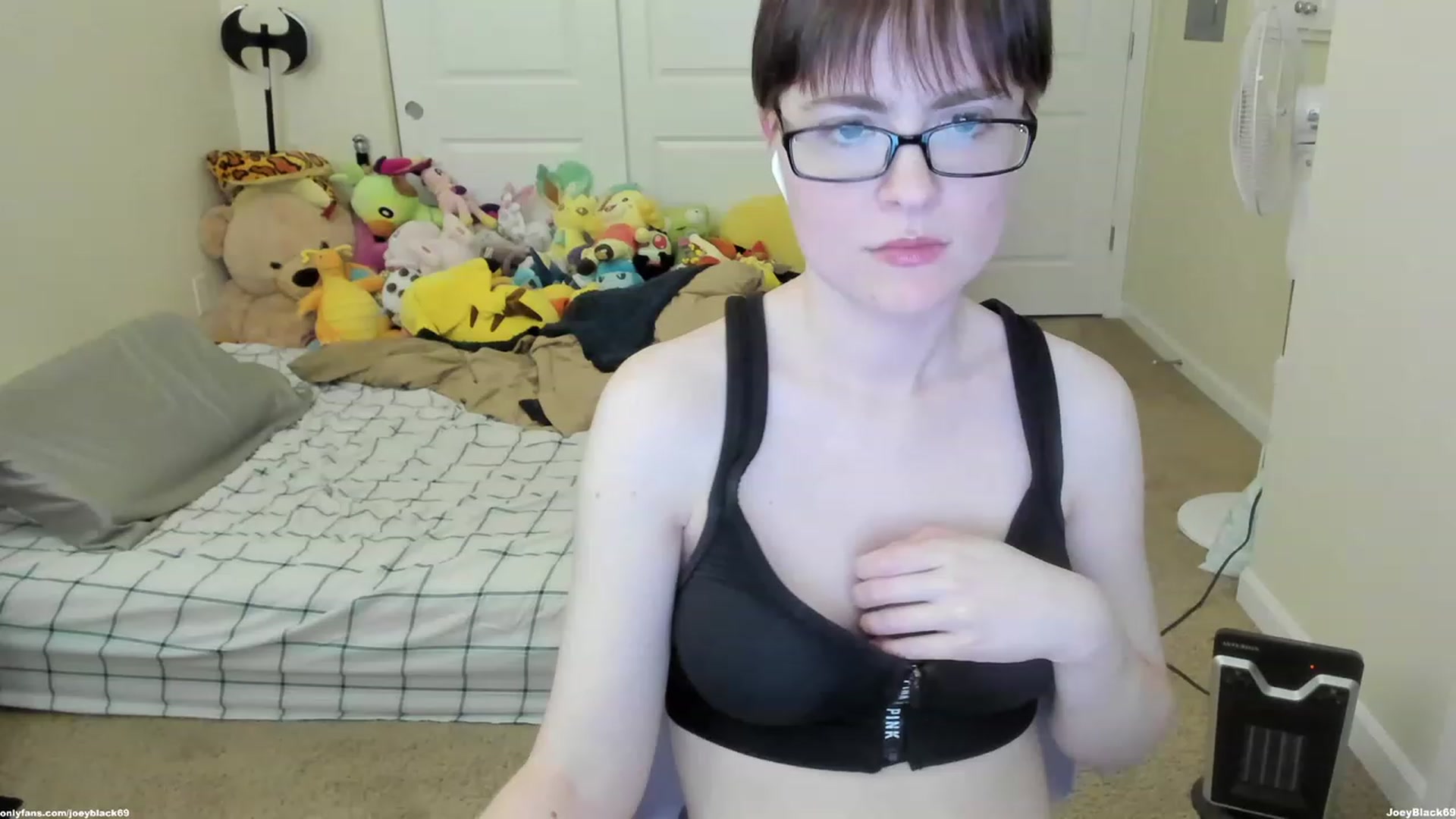 Gallery image thumbnail from JoeyBlack69's myfreecams stream on, 03/20/2023, 24:23 image 17 of 20