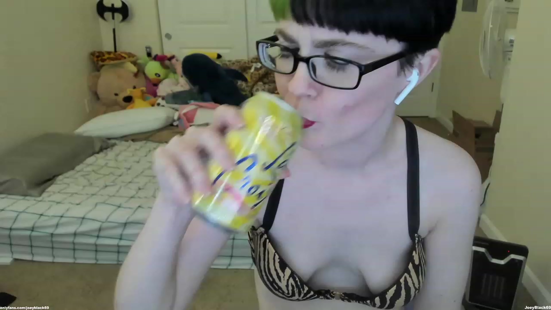 Gallery image thumbnail from JoeyBlack69's myfreecams stream on, 05/20/2023, 22:15 image 2 of 20